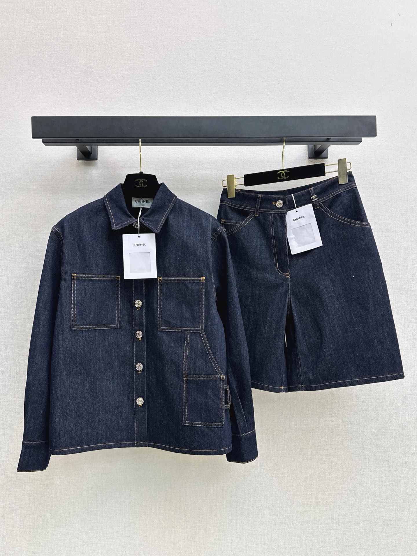 NO:944000,Classic little fragrance C Home 26Ss————Early autumn’s latest coco girl’s denim series suit denim shirt + three-quarter length pants can be combined and matched at will. Perfectly eye-catching. A must-have for daily use. Classic double C pattern decoration. Details online. Made of 100% cotton denim fabric. Design sense online. Three-color sml shirts, chanel, shirts,19860909经典小香风 C家 26Ss————早秋最新款coco女孩穿搭牛仔系列套装牛仔衬衫+五分中裤 可以随意组合搭配 妥妥吸睛王 日常时必备款 经典双C图案装饰 细节在线 采用全棉牛仔面料 设计感在线 三色sml 衬衫,,chanel,shirts,,Women's clothing