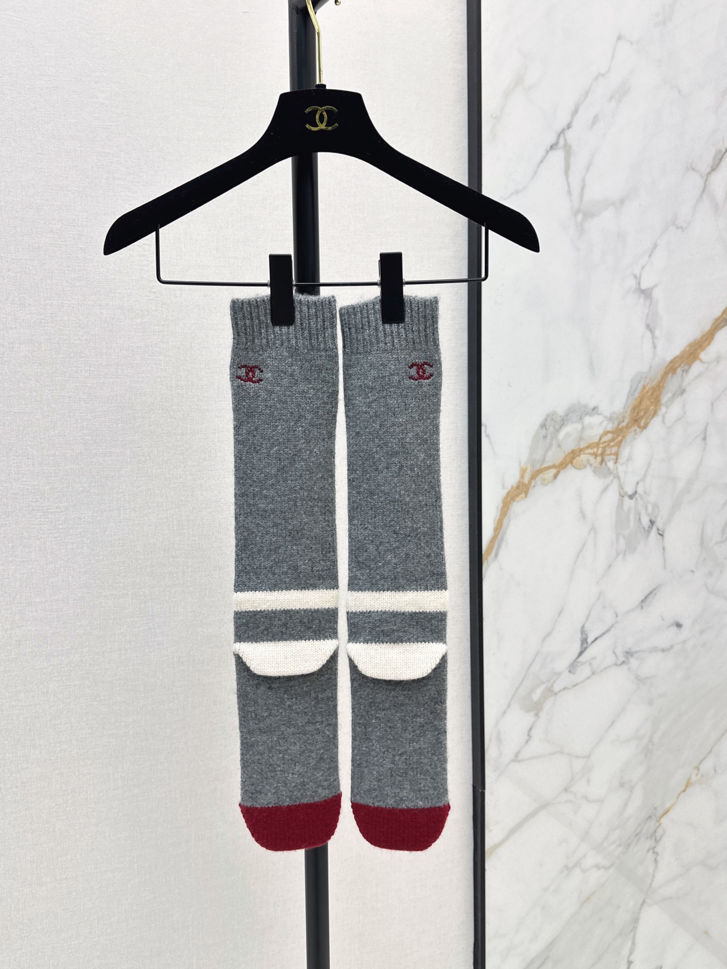 NO:943992,C Home 26Ss————The latest coco girl logo three-dimensional double C embroidered letter stockings ribbed splicing for autumn and winter. Knee-high socks are shipped. Simple and versatile. Contrasting colors are high-end and fashionable. Letter logo pattern decoration. Loose-fitting tailoring. Slimming and figure-wearing. Wear alone in spring and summer. Can be worn inside in autumn and winter. 100% cashmere yarn thermal effect online. One size fits all,,chanel,19860909C家 26Ss————秋冬最新款coco女孩徽标立体双C刺绣字母长袜罗纹拼接 及膝袜出货 简约百搭 撞色搭配高级且时髦 字母徽标图案装饰 宽松版型剪裁 显瘦显身材 春夏单穿 秋冬可内搭 百分百羊绒纱线保暖效果在线 均码,,chanel,,Women's clothing