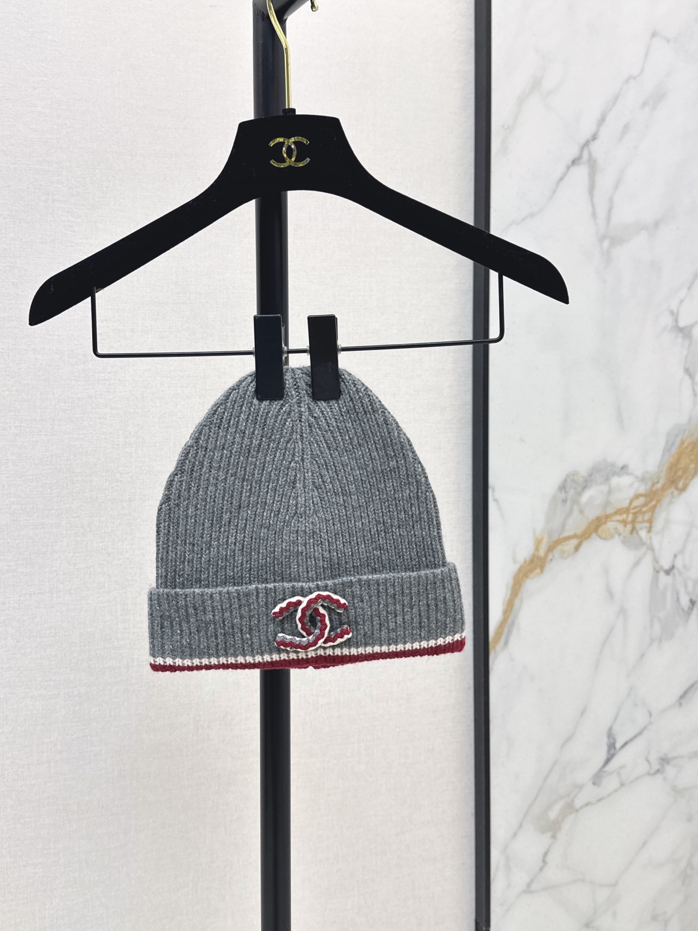 NO:943983,C Home 26Ss————The latest coco girl three-dimensional cropping contrasting color logo embroidered letter knitted cold hat for autumn and winter. The version is very three-dimensional. It is really high-end and age-reducing, but it is also playful. It is a must-have for fashionable girls with versatile styles. Customized hats made on imported looms. 100% cashmere yarn to keep warm online. One color, one size fits all,,chanel,hats,19860909C家 26Ss————秋冬最新款coco女孩立体裁剪撞色徽标刺绣字母针织冷帽 版型非常立体 就真的很高级且减龄 但又不失俏皮 百搭造型时髦女孩必入 定制 帽型进口织机打造 百分百羊绒纱线保暖在线 一色均码,,chanel,hats,,Women's clothing