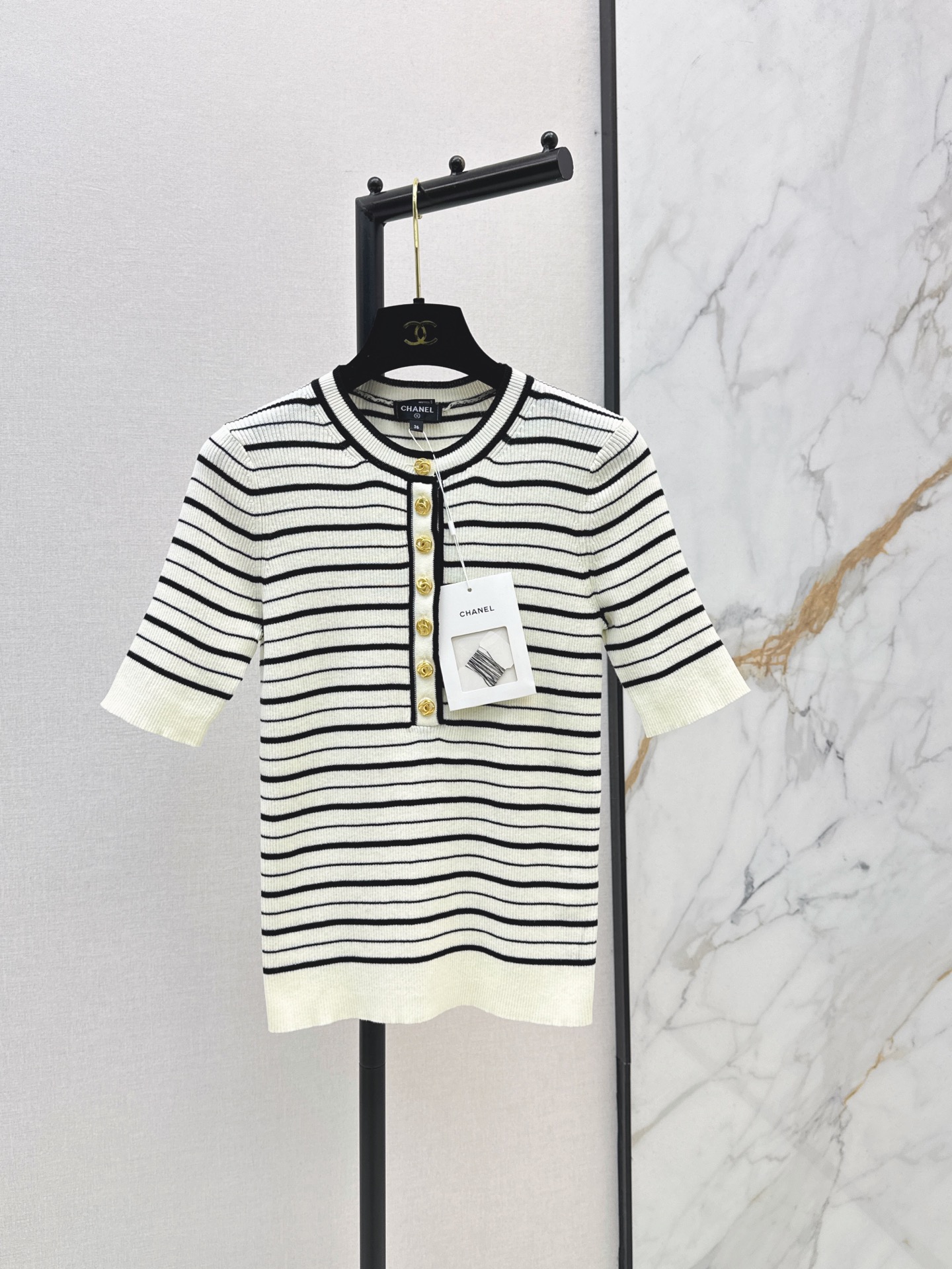 NO:943971,C Home 26Ss————The latest high-end handmade workshop series double-C striped short-sleeved top with metal buckles in early autumn. Playful and exquisite. The imported yarn with Swiss machine craftsmanship has a delicate and comfortable texture. A must-have for white and beautiful women. The slim fit does not make the upper body look slimmer. One color sml,,chanel,T-shirt,19860909C家 26Ss————早秋最新款高级手工坊系列双c金属扣条纹短袖上衣 俏皮又精致 瑞士机工艺进口纱线质感细腻舒适 白富美必备穿搭 修身版型不挑人上身巨显瘦 一色sml,,chanel,T-shirt,,Women's clothing