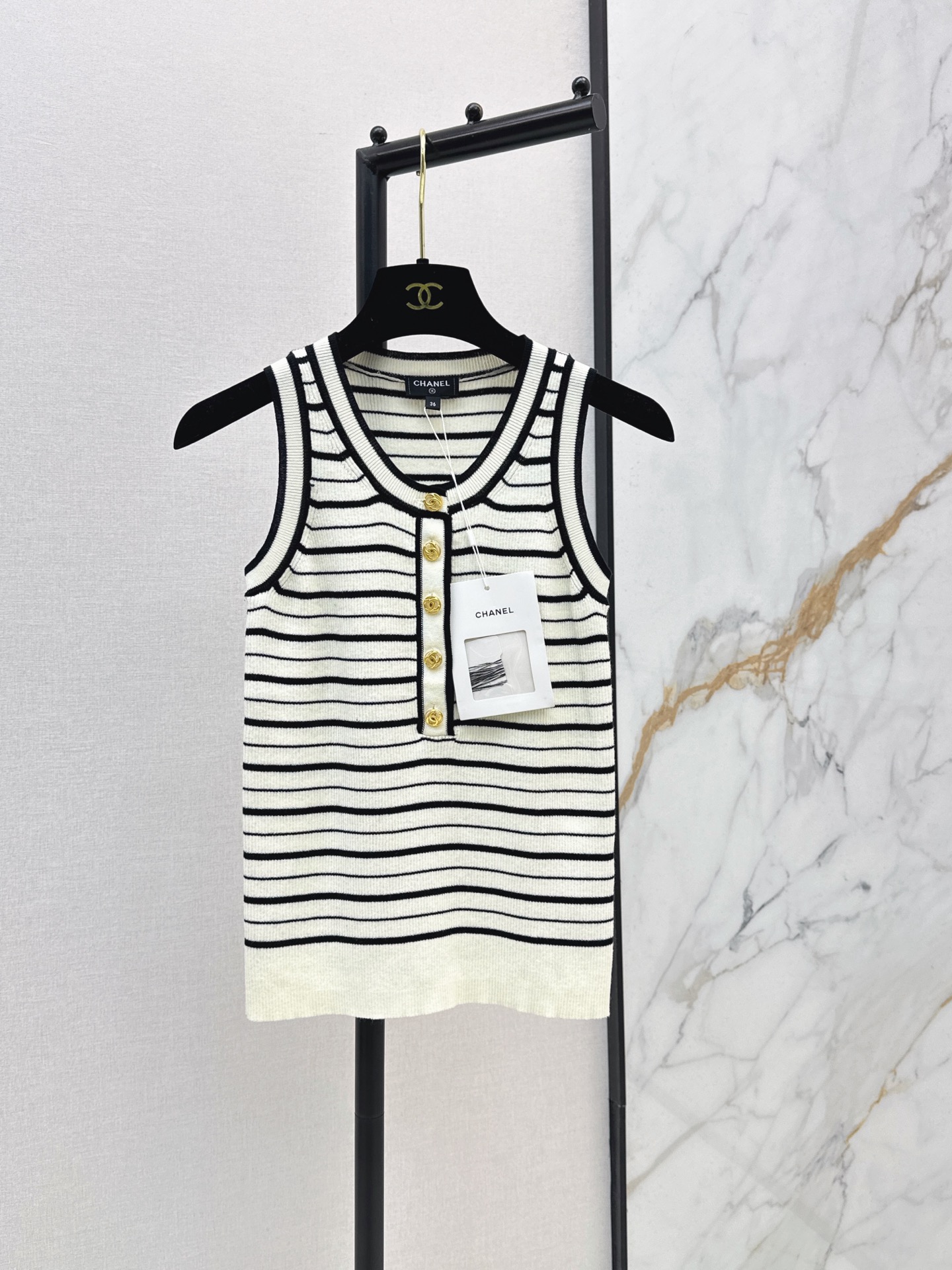 NO:943964,C Home 26Ss————Early autumn’s latest high-end handmade workshop series double-C metal buckle striped sleeveless sweater. Playful and exquisite. Swiss machine-crafted imported yarn has a delicate and comfortable texture. A must-have for white and beautiful women. The slim fit does not make the upper body look slimmer. One color sml,,chanel,19860909C家 26Ss————早秋最新款高级手工坊系列双c金属扣条纹无袖针织衫 俏皮又精致 瑞士机工艺进口纱线质感细腻舒适 白富美必备穿搭 修身版型不挑人上身巨显瘦 一色sml,,chanel,,Women's clothing