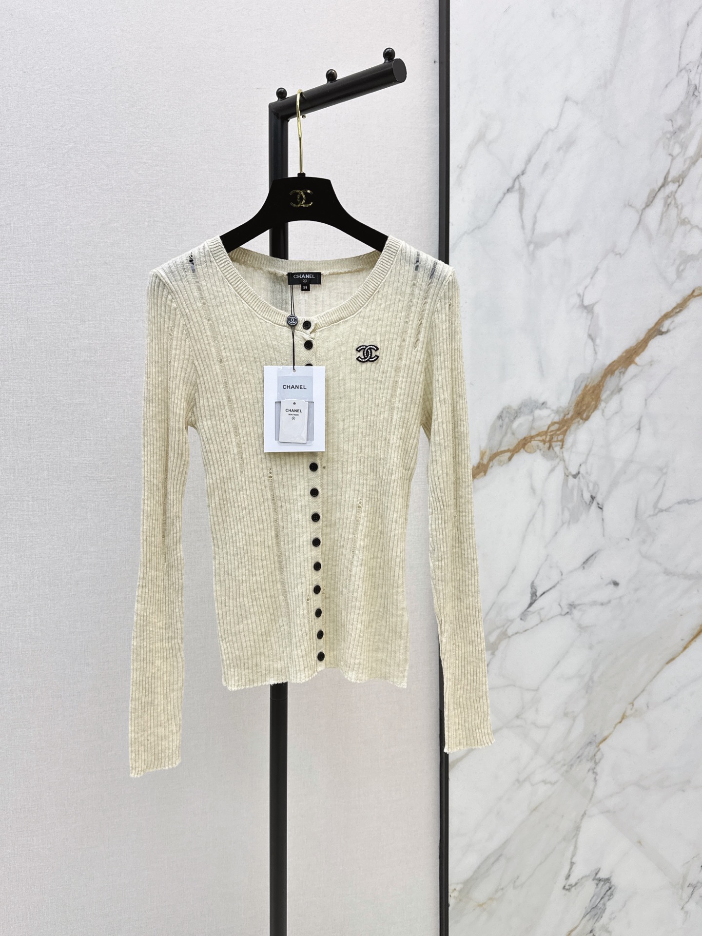 NO:943952,C Home 26Ss————The latest age-reducing long-sleeved sweater in early autumn is made of custom-made imported knitted yarn. It is made of high-quality texture, delicate and comfortable. Double C micro-label decoration is embedded in the whole body to highlight the sense of high-end wear. The elasticity makes it more refined. The wear is slimmer. The version is tolerant of the figure. It shows the relaxed tonality and highlights the light luxury and fashionable temperament. Two-color sml,,chanel,19860909C家 26Ss————早秋最新款减龄长袖针织衫定制进口针织纱线材质 质感上乘 细腻舒适 通体撞色植入双C微标装饰 凸显穿搭高级感 弹性松紧更显精致 穿搭显瘦 版型包容身材 尽显松弛调性 凸显轻奢时髦气质 两色sml,,chanel,,Women's clothing