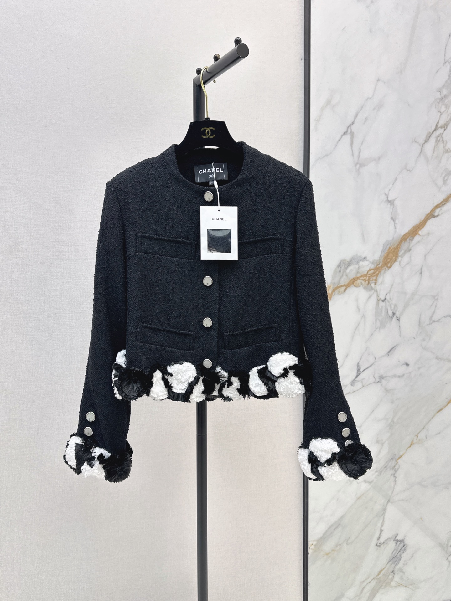 NO:943946,C Home 26Ss————The latest autumn and winter catwalk style, the same contrasting color small fragrant jacket, thick and crisp texture, simple round neck with round buttons, high-end texture, hem and cuffs are spliced ​​with three-dimensional black and white plush flowers, rich layers, eye-catching and chic, symmetrical pockets, classic and eye-catching, fitted short version to optimize body proportions. It goes well with dresses and jeans. It has a refined niche atmosphere for daily wear. One color sml,,chanel,skirts,jeans,jackets & coats,19860909C家 26Ss————秋冬最新走秀同款撞色小香外套 肌理厚实挺括 简约圆领搭配圆扣 自带高级质感 下摆与袖口拼接立体黑白毛绒花朵 层次丰富吸睛别致 对称口袋经典耐看 合身短版型优化身材比例 搭配连衣裙 牛仔裤都很出彩 日常穿搭自带精致小众氛围感 一色sml,,chanel,skirts,jeans,jackets & coats,,Women's clothing