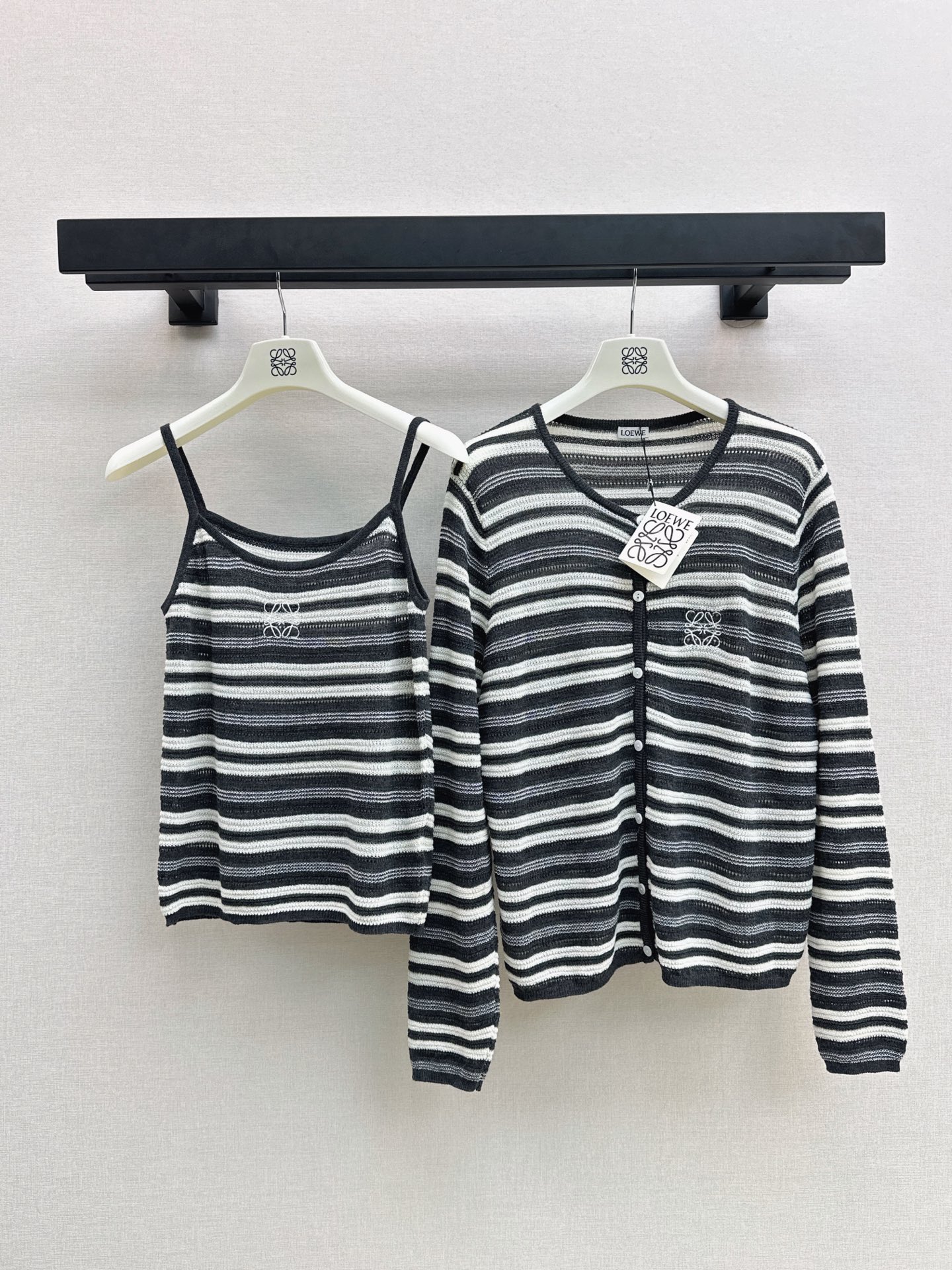 NO:943932,Loe 26Ss————The latest early autumn knitted two-piece set is very practical and can be worn separately. Knitted cardigan + suspenders. Very versatile and very beautiful. Two colors sml,,loewe,19860909Loe 26Ss————早秋最新款针织两件套实穿度很高 也可以分开穿 针织开衫 +吊带 非常百搭 特别好看 两色sml,,loewe,,Women's clothing