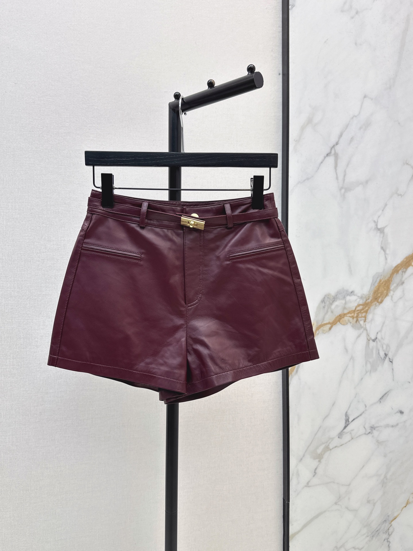 NO:943926,Her 26Ss————Early autumn’s latest belt-decorated versatile leather shorts, exclusively customized and imported from top-notch New Zealand 100% lambskin fabric. The leather texture is superb. The classic version is high-end, fashionable and handsome. The upper body is slimming. The three-dimensional version is versatile and not picky. Four colors smlxl,,shorts,sheepskin,19860909Her 26Ss————早秋最新款腰带装饰百搭皮短裤独家定制进口顶级新西兰百分百小羊皮面料 皮质质感绝绝子 经典版型高级时髦又帅气 上身巨显瘦 立体裁版型百搭不挑人 四色smlxl,,shorts,sheepskin,,Women's clothing