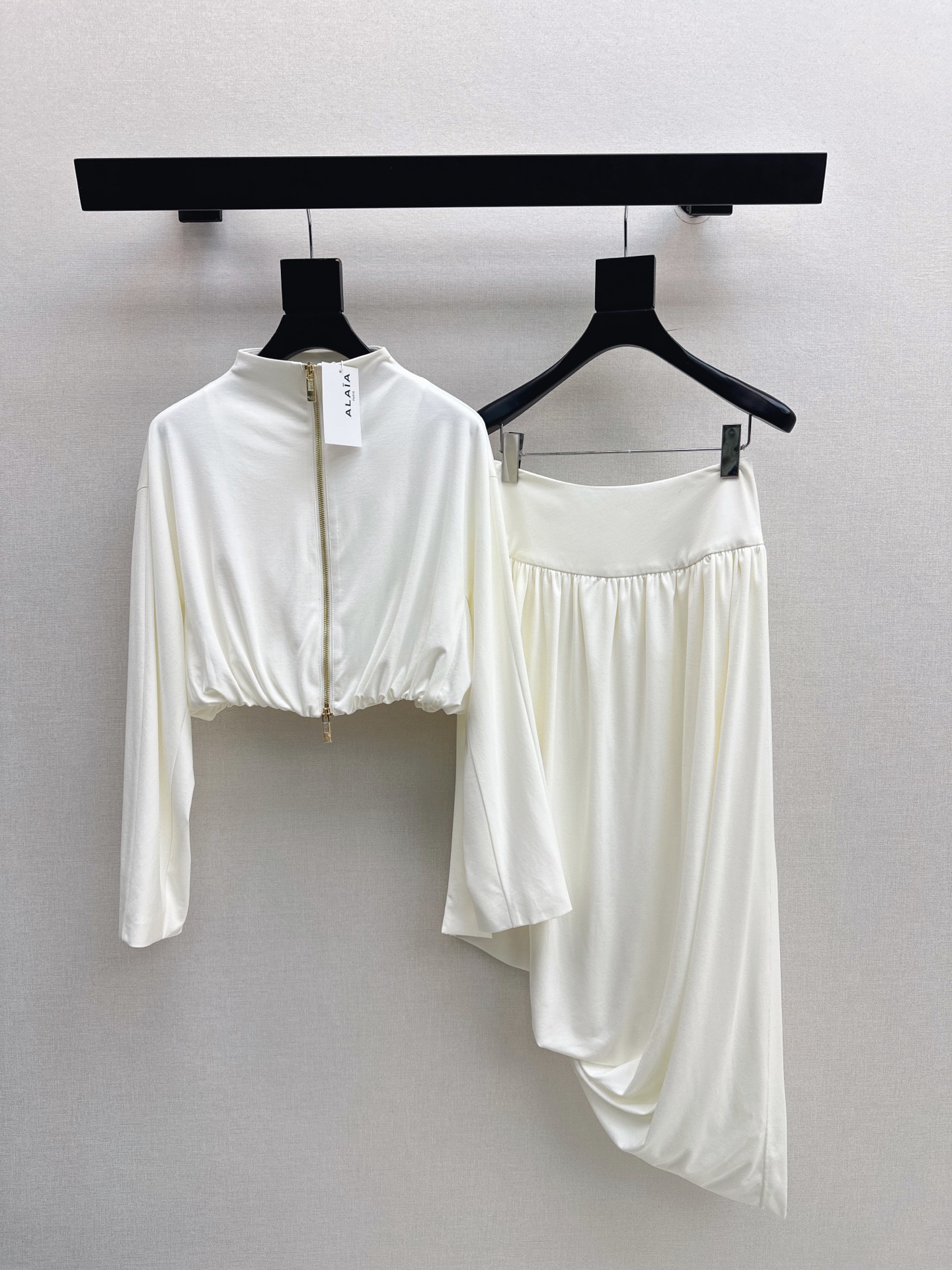 NO:943949,Exclusive debut Ala 26Ss————Early autumn’s latest design full pleated suit A stand-up collar zipper gathered hem jacket + high-waisted draped asymmetrical slit skirt. A set that is simple yet stylish. The upper body is elegant and smart. It can be easily used in daily casual or formal occasions. The texture of knitted draped fabric is very good. One set comes with two colors sml, skirts, jackets & coats, jackets & coats,19860909独家首发 Ala 26Ss————早秋最新款设计感拉满褶皱套装A立领拉链缩褶摆夹克外套+高腰垂褶不对称开叉半身裙 一套搭配简约又不失设计感 上身优雅又灵动 日常休闲或正式场合都能轻松驾驭 针织垂坠面料质感很好 一套出 两色sml,,skirts,jackets & coats,jackets & coats,,Women's clothing