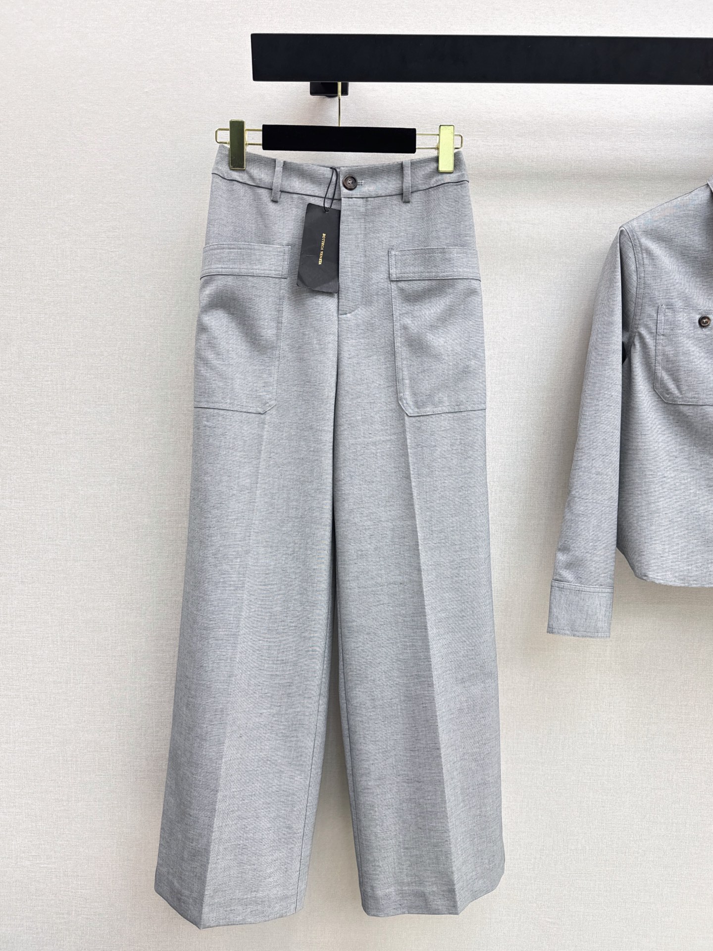 NO:943930,High sense of wear Bv 26Ss——Early autumn latest gray lightweight trousers with double pocket decoration. Classic mid-high waist straight trousers, versatile and casual. Three-dimensional version, capable and casual temperament. One color sml,,bottega veneta,19860909高知感穿搭 Bv 26Ss————早秋最新款灰色轻盈西裤双口袋装饰 经典中高腰直筒裤型百搭休闲 立体版型干练随性气质单品 一色sml,,bottega veneta,,Women's clothing