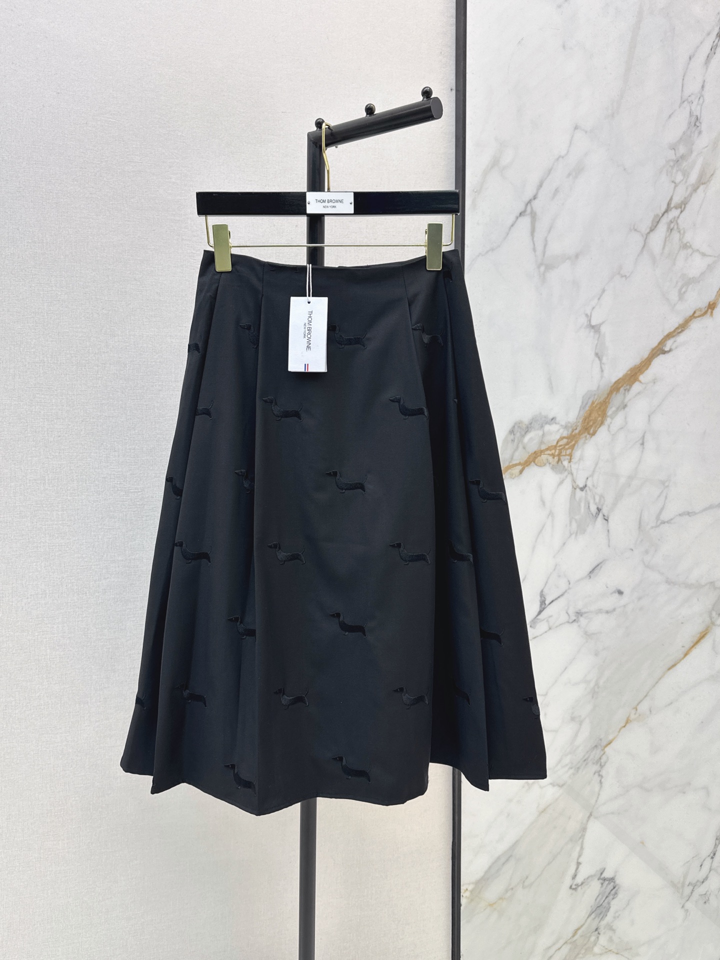 NO:943908,Exclusive first release TB 26Ss - the latest early autumn dachshund embroidered black long skirt with iconic stripe element lining. Pleated A-line cut, versatile and not picky. Sweet and salty preppy girlish temperament. Recommended to match one color sml l,,skirts,19860909独家首发 TB 26Ss————早秋最新款腊肠狗刺绣黑色长半裙标志性条纹元素里衬 压褶A字版型剪裁百搭不挑人 可甜可盐学院风少女气质 推荐一套搭配 一色sml l,,skirts,,Women's clothing