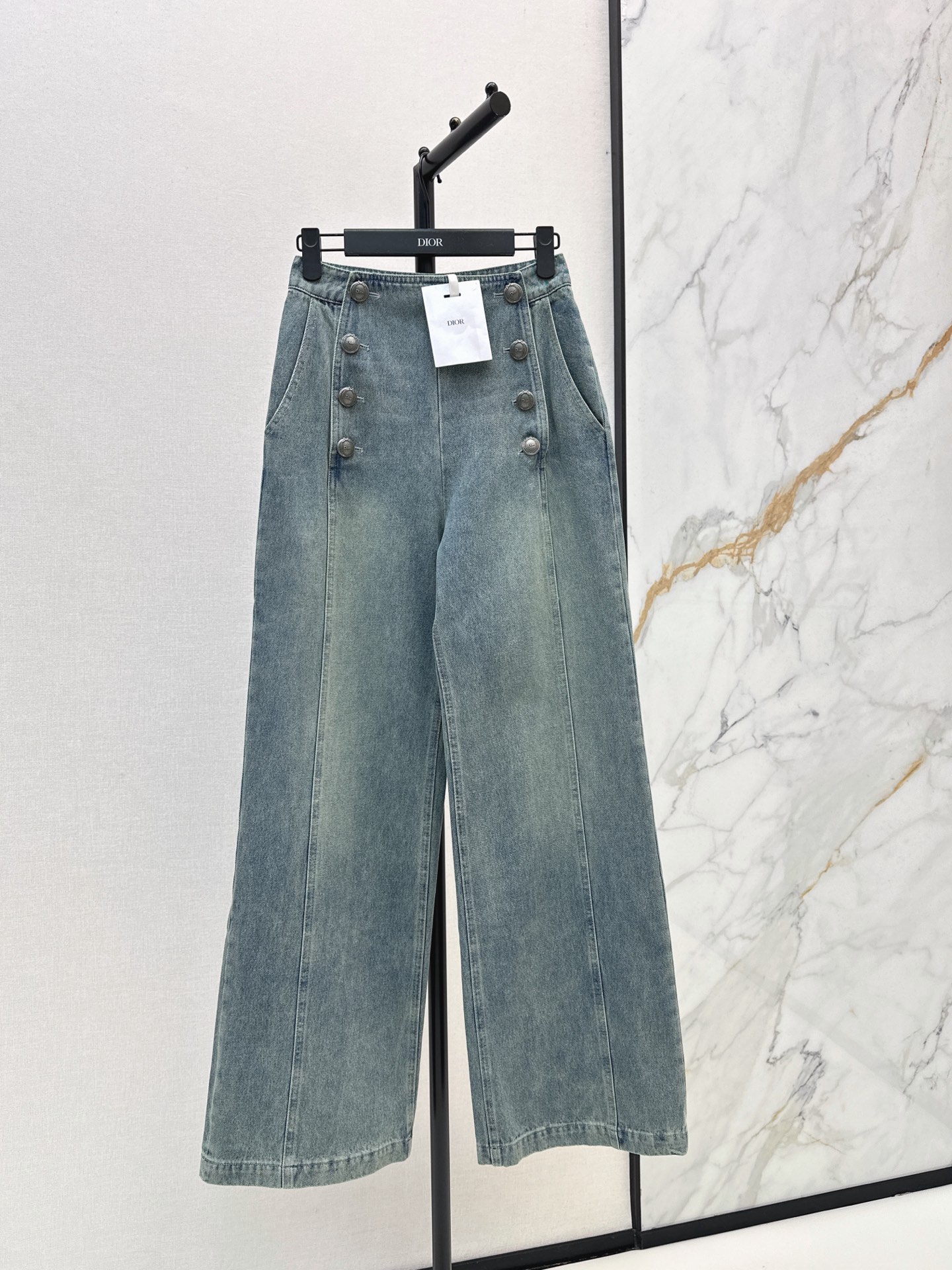 NO:945322,CD 26Ss——The latest style of double-breasted straight jeans in early autumn is three-dimensionally cut. It is all-round and exquisite to be worn by celebrities. It covers the upper body and makes the legs look slimmer. It is very easy to match and simple. It can be worn with a refreshing and fashionable sense of high-end. It is elegant and fashionable in daily life. It is very versatile. The color is very beautiful. The fabric is high-end and textured. A must-have for dating and shopping. One color smlxl,,jeans,19860909CD 26Ss———早秋最新款双排扣直筒牛仔裤整件立体剪裁 全方位精致做明星穿搭 上身超级遮肉显瘦 超拉腿部比例 巨好搭配 简简单单 穿出清爽时髦的高级感 日常优雅又时髦巨百搭 颜色很好看 面料高级又有质感 约会逛街必备 一色smlxl,,jeans,,Women's clothing