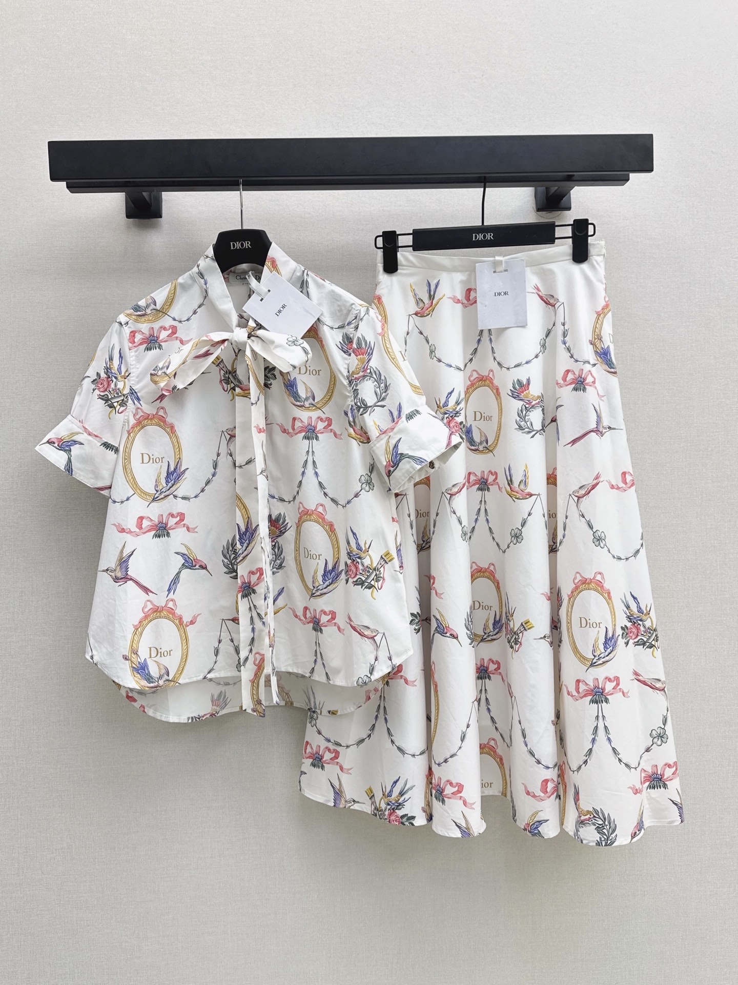 NO:945299,CD 26Ss————Early autumn’s latest flower pattern streamer short-sleeved shirt with positioning and penetration printing. Low-key luxury three-dimensional tailoring. Streamlined line design. Noble and elegant yet full of gentle and intellectual temperament. Imported special materials. You will be amazed when you receive it. Customized fabric texture is awesome. One color smlxl, shirts, T-shirt,19860909CD 26Ss————早秋最新款花卉图案飘带短袖衬衫定位渗透印花 低调奢华立体剪裁 精简线条感设计 高贵典雅又尽显温柔知性的气质 进口特殊材质 收到手会很惊艳 定制面料质感超赞 一色smlxl,,shirts,T-shirt,,Women's clothing