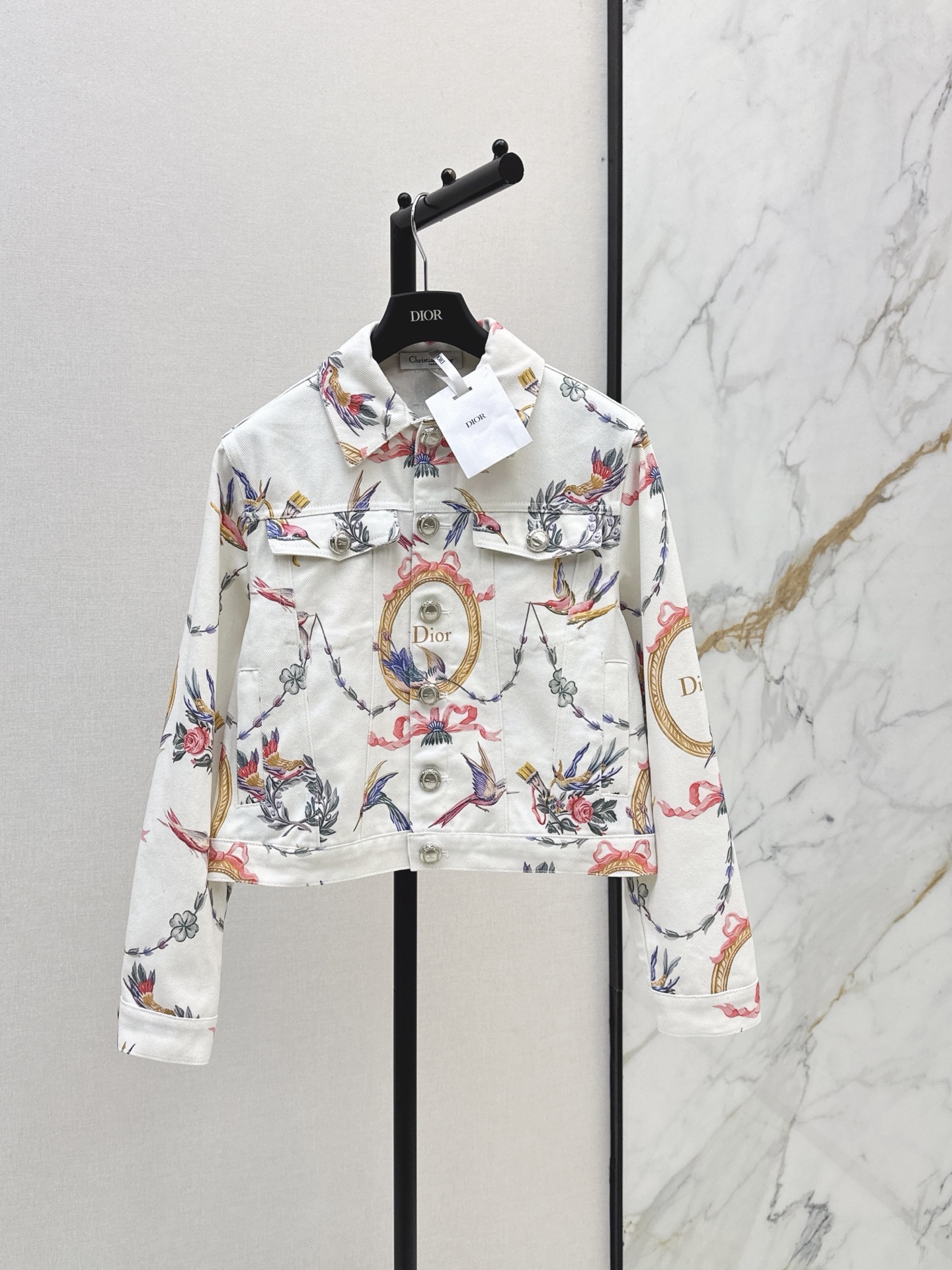 NO:945386,CD 26Ss - the latest floral pattern printed denim jacket for early autumn with positioning and penetration printing. Low-key luxury three-dimensional tailoring. Streamlined line design. Noble and elegant yet full of gentle and intellectual temperament. Imported special materials. You will be amazed when you receive it. Customized fabric texture is amazing. One color smlxl,,jackets & coats,19860909CD 26Ss———早秋最新款花卉图案印花牛仔外套定位渗透印花 低调奢华立体剪裁 精简线条感设计 高贵典雅又尽显温柔知性的气质 进口特殊材质 收到手会很惊艳 定制面料质感超赞 一色smlxl,,jackets & coats,,Women's clothing