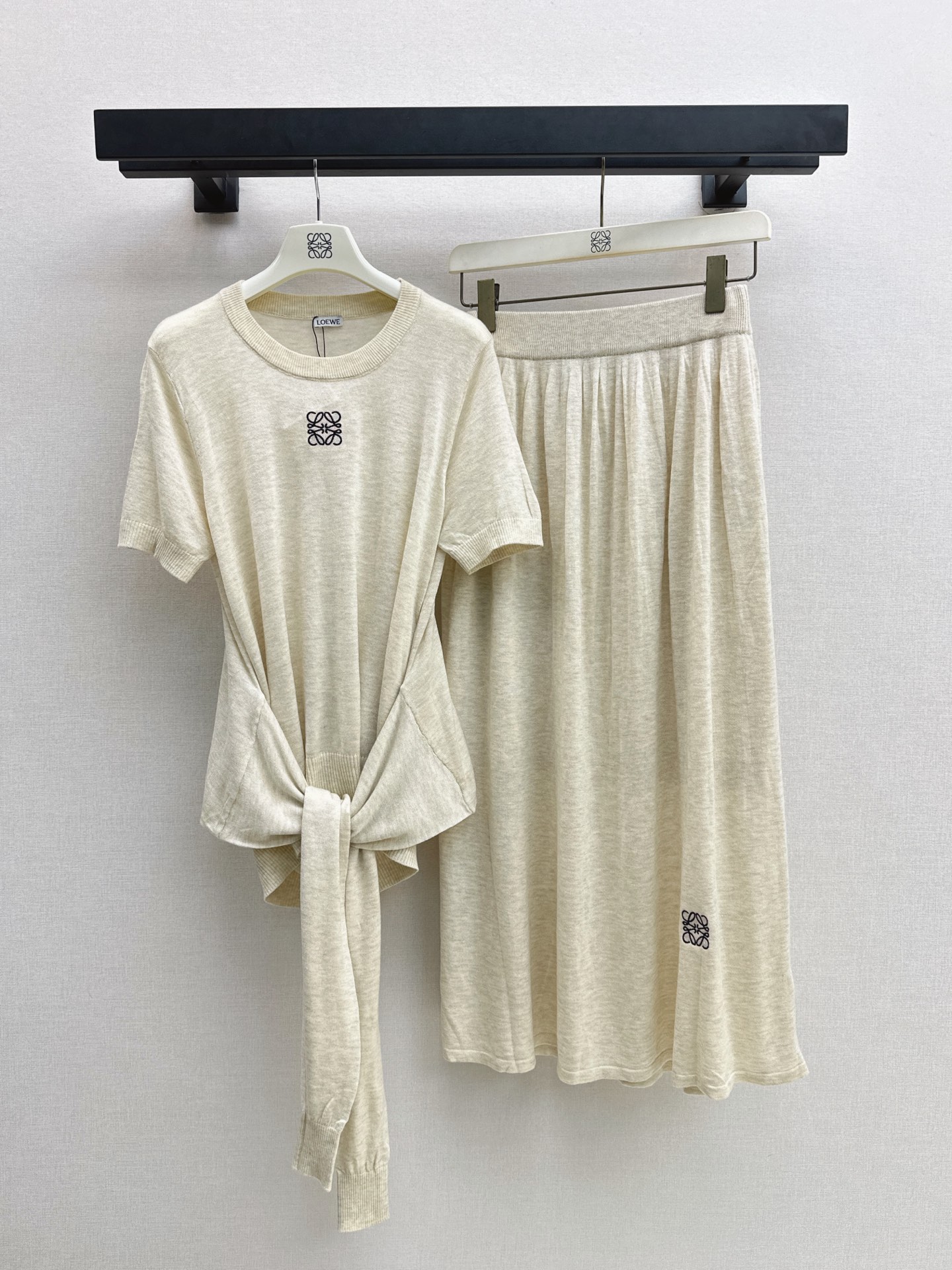 NO:945323,Loe 26Ss - the latest fashionable and lazy 2 knitted suit short-sleeved top + high-waisted skirt in early autumn. Soft and skin-friendly. Very breathable. The top has a shawl-style design. The neckline is naturally stacked and lazy. The small embroidery on the chest is super exquisite. The high-waist skirt has good drape. The leg-shaped skirt also has the same embroidery. Full marks for details. The overall simplicity and gentleness can be easily controlled for commuting and dating. Pair it with sandals or white shoes to easily get a relaxed feeling.  Two-color sml,,loewe,sandals,skirts,T-shirt,shawls,19860909Loe 26Ss———早秋最新款时髦慵懒2针织套装短袖上衣+高腰半身裙 柔软亲肤 透气性很好 棒 上衣有披肩式设计 领口自然堆叠慵懒随性 胸前小刺绣超精致 高腰裙垂感好 修饰腿型裙摆也有同款刺绣 细节满分 整体简约温柔通勤约会日常都能轻松驾驭 搭配凉鞋或小白鞋轻松get松弛感穿搭 两色sml,,loewe,sandals,skirts,T-shirt,shawls,,Women's clothing