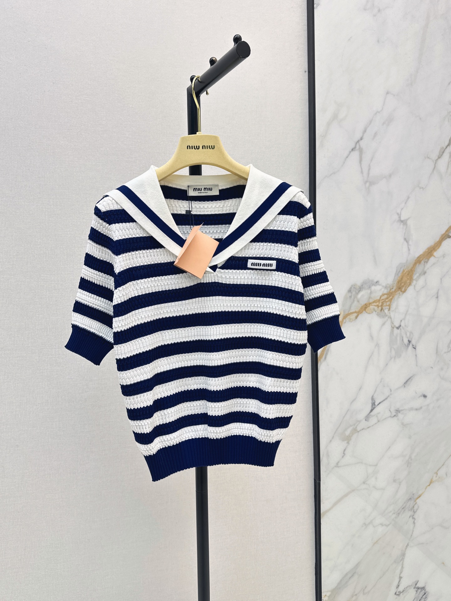 NO:945310,Miu 26Ss - the latest navy-style striped knitted top for spring and summer. Fashionable navy style. The striped color is also very good-looking. It makes you look younger and more fashionable in a second. Super light yarn. Not afraid of sultry heat in summer. Very breathable. One color sml,,miumiu,19860909Miu 26Ss———春夏最新款海军风条纹针织上衣 时髦海军风 条纹配色也很好看 一秒减龄又时髦 超级轻薄的纱线 夏季不怕闷热 透气性很好 一色sml,,miumiu,,Women's clothing