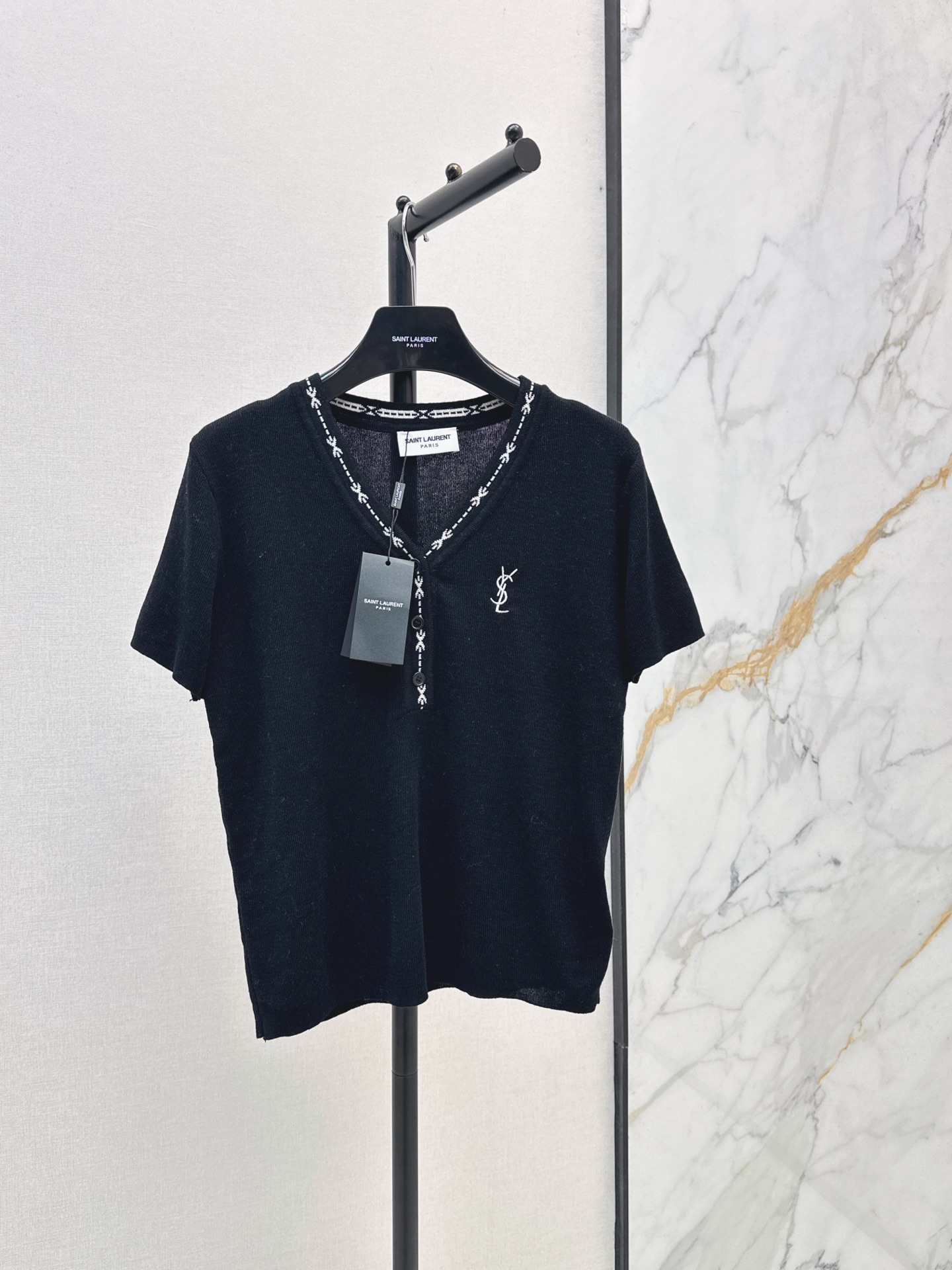 NO:945298,210SL 26Ss————The latest spring and summer classic logo embroidered lapel short-sleeved sweater. Simple and easy to wear. It goes well with pants or skirts. Classic V-neck design. Embroidered classic logo decoration. The light yarn is not stuffy. Two-color sml, loro piana, skirts, T-shirt,19860909210SL 26Ss————春夏最新款经典logo刺绣翻领短袖针织衫 简约又好穿 搭配裤子或者半裙都OK 经典V领设计 刺绣经典logo装饰 轻薄的纱线不闷热 两色sml,,loro piana,skirts,T-shirt,,Women's clothing