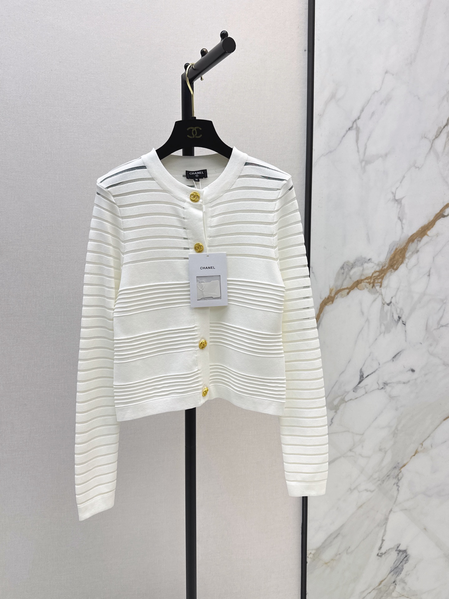 NO:945275,C Home 26Ss——Early Autumn’s latest striped weave design round neck cardigan made of custom cotton yarn, soft and skin-friendly, delicate texture, round neck cardigan version, the cardigan neckline appropriately exposes the skin, beautifies the head and shoulder ratio and makes the body look slimmer. The body uses concave and convex texture to form stripe collision. The regular version highlights the figure. Playful to reduce age and whiten the skin. Easy to control for daily travel or casual gatherings. Two-color sml,,chanel,19860909C家 26Ss———早秋最新款条纹提织设计圆领开衫定制棉毛纱线织造 柔软亲肤 质感细腻 圆领开衫版型 开衫领口恰当露肤 美化头肩比例更显瘦 大身利用凹凸纹理形成条纹碰撞 常规版型突显身材 俏皮减龄显白 日常出行或轻松聚会轻松驾驭 两色sml,,chanel,,Women's clothing
