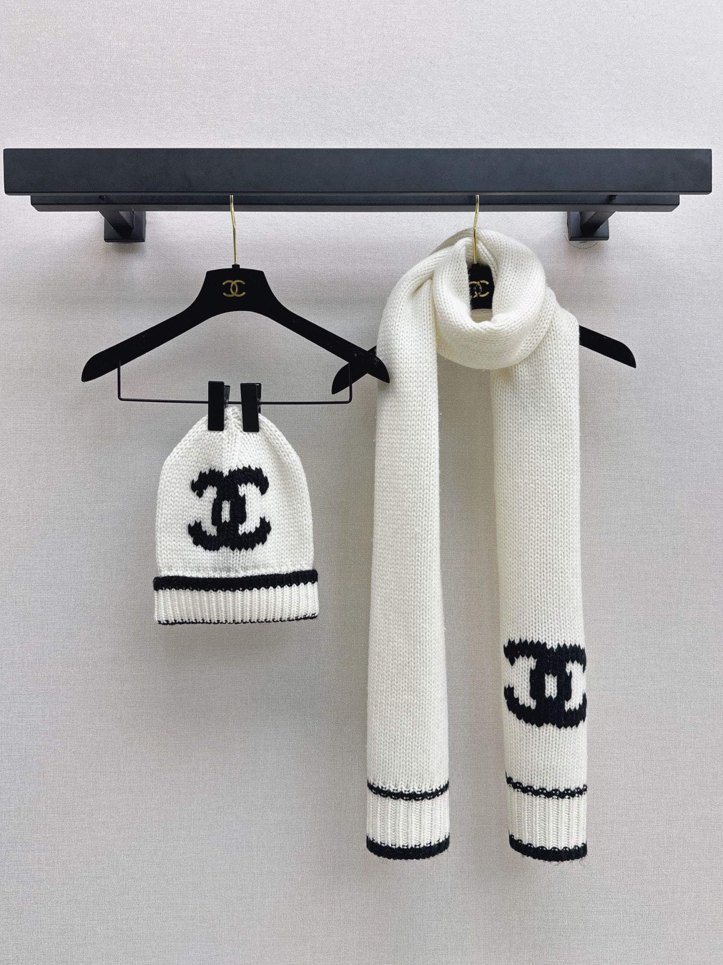 NO:945262,C Home 26Ss————The latest high-end handmade workshop series knitted scarf in autumn and winter is made of soft cashmere. It is matched with the contrasting double C logo. It is simple and highly recognizable. The edges are embellished with black stripes. Full details. It is warm and fashionable in autumn and winter. It can be easily used for daily commuting or leisure. It will look even better when paired with a knitted hat from the same series~ One size fits all in three colors,,chanel,hats,19860909C家 26Ss————秋冬最新款高级手工坊系列针织围巾柔软山羊绒材质 搭配撞色双C标志 简约又超有辨识度 边缘黑色条纹点缀 细节满分 秋冬季节保暖又时髦 日常通勤或休闲都能轻松驾驭 搭配同系列针织帽更出彩哦～ 三色均码,,chanel,hats,,Women's clothing