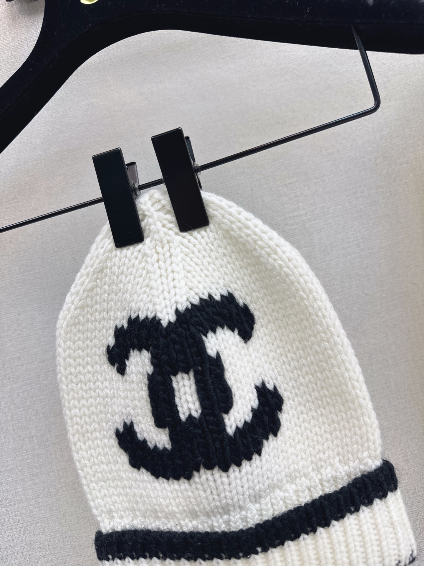 NO:945250,C Home 26Ss————The latest high-end handmade workshop series knitted cold hat for autumn and winter. Cashmere material. Soft and warm. A must-have for autumn and winter. Contrasting double C Logo on the front + black and white striped hems. Simple and elegant, very recognizable. The knitting process is exquisite. The dome pullover design fits the head. Comfortable and fashionable. It goes well with coats and down jackets. Easily enhances the texture of the outfit. It is a popular choice for winter accessories. One size fits all, chanel, down jacket, hats,19860909C家 26Ss————秋冬最新款高级手工坊系列针织冷帽 山羊绒材质 柔软又保暖 秋冬必备 正面撞色双C Logo+黑白条纹卷边 简约大气超有辨识度 针织工艺细腻 圆顶套头设计贴合头型 舒适又时髦 搭配大衣羽绒服都很出彩 轻松提升穿搭质感 是冬季配饰热门选择 三色均码,,chanel,down jacket,hats,,Women's clothing