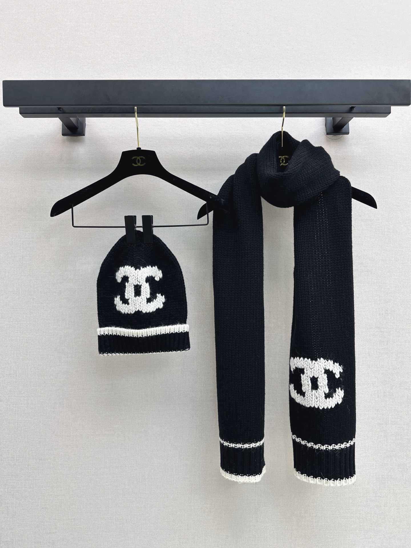 NO:945240,C Home 26Ss————The latest high-end handmade workshop series knitted scarf in autumn and winter is made of soft cashmere. It is matched with the contrasting double C logo. It is simple and highly recognizable. The edges are embellished with black stripes. Full details. It is warm and fashionable in autumn and winter. It can be easily used for daily commuting or leisure. It will look even better when paired with a knitted hat from the same series~ One size fits all in three colors,,chanel,hats,19860909C家 26Ss————秋冬最新款高级手工坊系列针织围巾柔软山羊绒材质 搭配撞色双C标志 简约又超有辨识度 边缘黑色条纹点缀 细节满分 秋冬季节保暖又时髦 日常通勤或休闲都能轻松驾驭 搭配同系列针织帽更出彩哦～ 三色均码,,chanel,hats,,Women's clothing