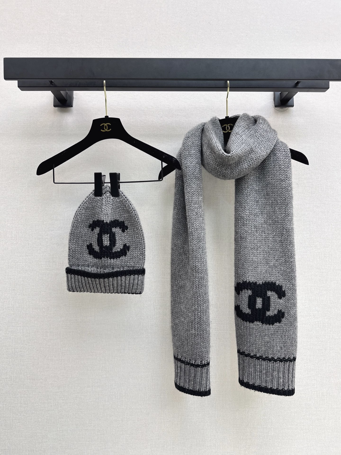 NO:945222,C Home 26Ss————The latest high-end handmade workshop series knitted scarf in autumn and winter is made of soft cashmere. It is matched with the contrasting double C logo. It is simple and highly recognizable. The edges are embellished with black stripes. Full details. It is warm and fashionable in autumn and winter. It can be easily used for daily commuting or leisure. It will look even better when paired with a knitted hat from the same series~ One size fits all in three colors,,chanel,hats,19860909C家 26Ss————秋冬最新款高级手工坊系列针织围巾柔软山羊绒材质 搭配撞色双C标志 简约又超有辨识度 边缘黑色条纹点缀 细节满分 秋冬季节保暖又时髦 日常通勤或休闲都能轻松驾驭 搭配同系列针织帽更出彩哦～ 三色均码,,chanel,hats,,Women's clothing