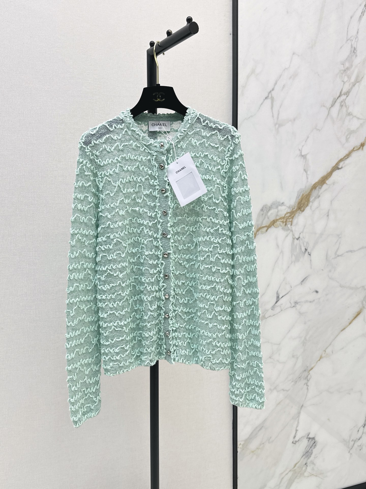 NO:945205,C Home 26Ss——Early autumn latest high-end handmade lace cardigan Yb custom-dyed yarn, pure handmade lace texture, imported craft hanging hollow carving design + metal buttons, full French elegant atmosphere, easy to control in daily commuting and formal occasions, two-color sml,,chanel,19860909C家 26Ss————早秋最新款高级手工坊蕾丝开衫Yb定制定染色纱线 纯手工花边纹理 进口工艺挂毛镂空雕花设计+金属纽扣 法式优雅氛围感满分 日常出街通勤正式场合都能轻松驾驭 两色sml,,chanel,,Women's clothing