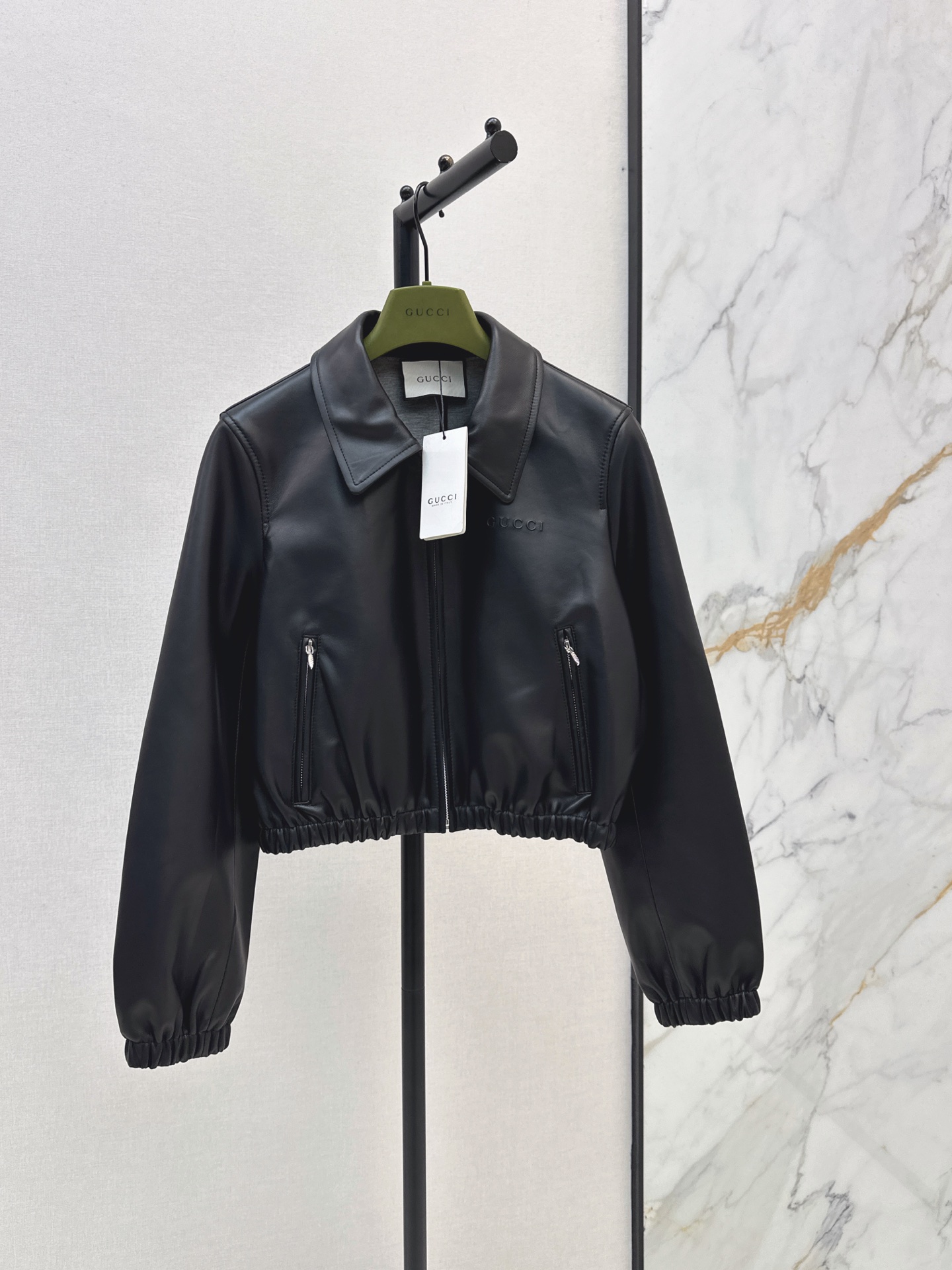 NO:945271,Exclusive debut Gu 26Ss————Early autumn’s latest functional and temperamental women’s group style imported top lambskin short lapel jacket. Custom-made 100% sheepskin fabric. Classic short lapel elastic waist design. High-end, fashionable and handsome. The upper body is slim. The draped version is versatile and not picky. Customized five metal accessories. Two-color sml,,jackets & coats,jackets & coats,sheepskin,19860909独家首发 Gu 26Ss————早秋最新款机能气质女团风进口顶级小羊皮短款翻领夹克外套定制的百分百绵羊皮面料 经典短款翻领松紧腰设计高级时髦又帅气 上身巨显瘦 立体裁版型百搭不挑人 定制五金属配件 两色sml,,jackets & coats,jackets & coats,sheepskin,,Women's clothing