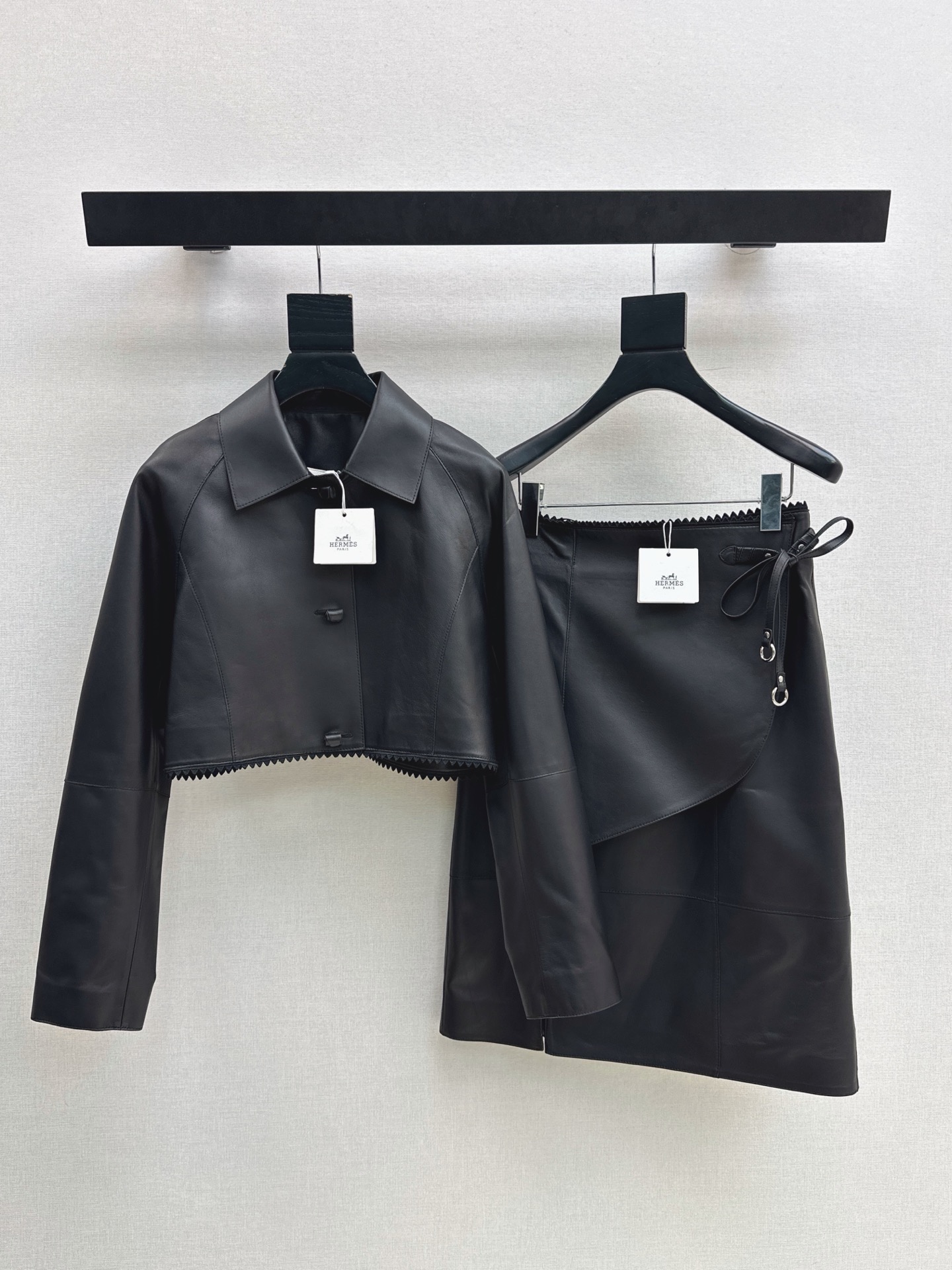 NO:945201,High-intellectual wear Her 26Ss————The latest temperament lapel short genuine leather jacket in spring and summer with hand-rolled leather buckle technology. Splicing water-based lace design. Age-reducing and elegant. Imported suede texture is invincible. Low-key aristocratic temperament, versatile, fashionable and high-end. Classic version is super authentic. Pure handmade oil edge craftsmanship. Two-color sml,,jackets & coats,jackets & coats,sheepskin,19860909高智感穿搭 Her 26Ss————春夏最新款气质翻领短款真皮夹克外套手工卷皮扣工艺 拼接水主溶花边设计 减龄优雅大方 进口小山羊皮质感无敌 低调贵族气质百搭时髦又高级 经典版型超正 纯手工油边工艺 两色sml,,jackets & coats,jackets & coats,sheepskin,,Women's clothing