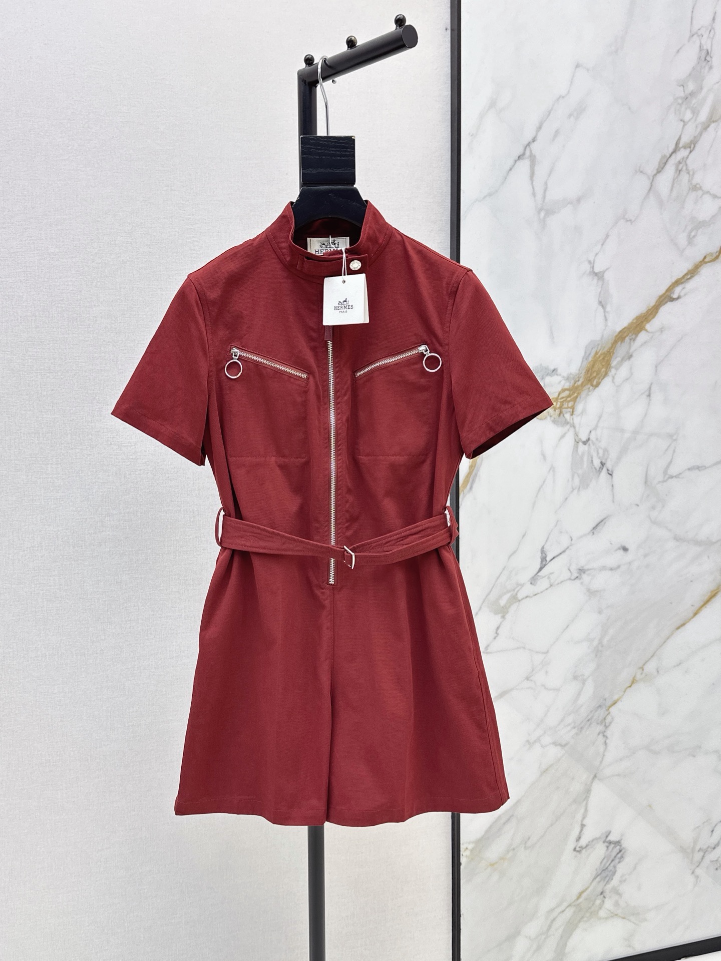 NO:945192,High-intellectual wear Her 26Ss————The latest spring and summer equestrian-style work jumpsuit, age-reducing girlish style straight-leg top, long legs for moms. Exclusively customized imported double-ply twill pure cotton fabric. Very wide and comfortable and delicate. Stand-up collar and half-zip design. H-shaped belt to tighten the waist and the upper body is A and sassy. This season's must-have items are not to be missed. Low-key aristocratic temperament, versatile, fashionable and high-end. The classic version is super correct. Three-color sml,,19860909高智感穿搭 Her 26Ss————春夏最新款马术风气质工装连体裤减龄少女风直筒裤型上身妈长大长腿 独家定制进口双股斜纹纯棉面料 挺阔质感舒适细腻 立领半拉链设计H版型腰带收腰上身又A又飒 本季必入不可错过的单品 低调贵族气质百搭时髦又高级 经典版型超正 三色sml,,,Women's clothing