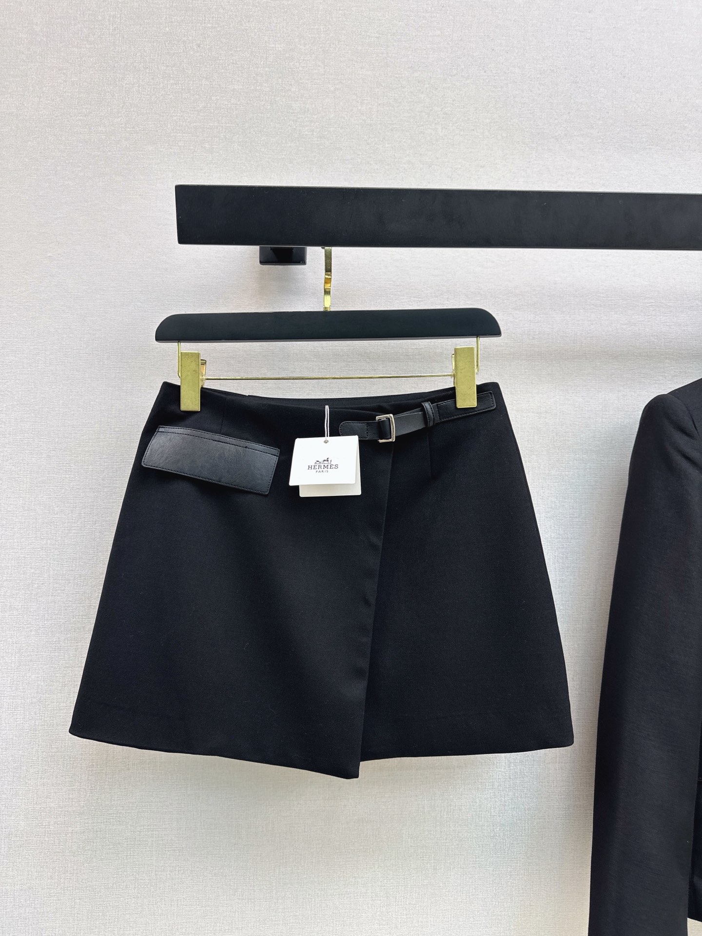 NO:945284,Minimalist and versatile Her 26Ss - the latest early autumn skirt decorated with leather straps. It is made of coarse twill fabric. It is textured, crisp and stylish. The leather pockets + leather straps decorate the waist. It is very beautiful. The version is a high-waisted A-line cut. The length is just right. It shows the length of the legs. Side slits. It is easy to wear every day. Versatile and worry-free. One color sml,,skirts,19860909极简百搭 Her 26Ss————早秋最新款皮袢装饰装饰半裙 选用粗斜纹的面料 富有肌理感挺括有型 皮口袋+皮袢装饰腰头很好看 版型是高腰A字剪裁 长度恰到好出 巨显腿长 侧边开叉 日常太好穿了 百搭无烦恼 一色sml,,skirts,,Women's clothing