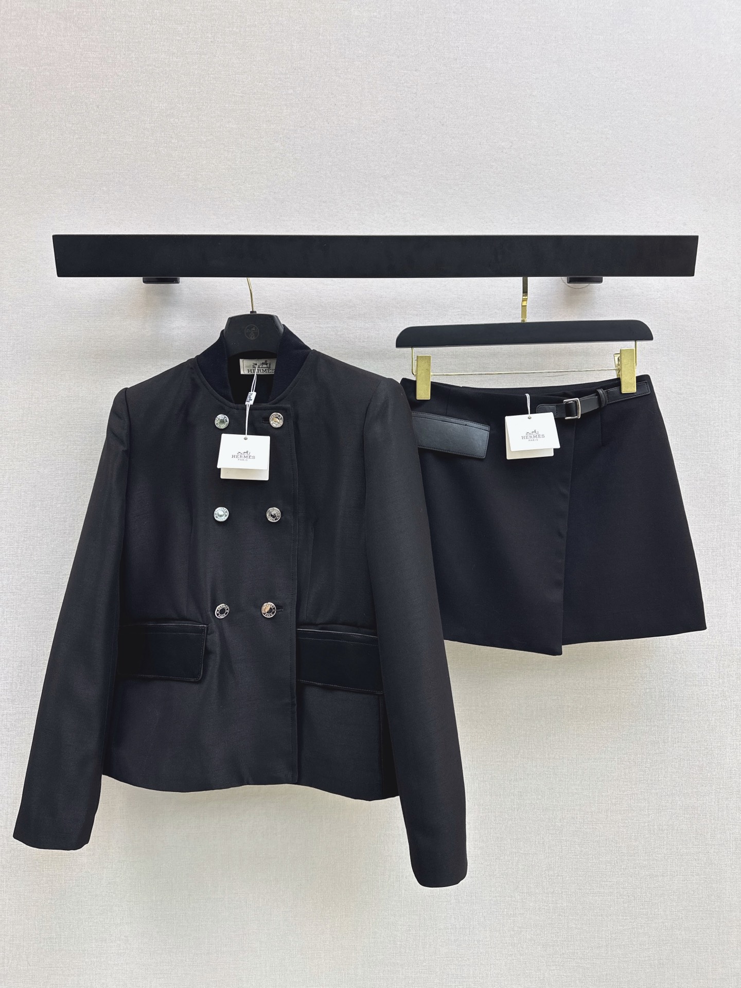 NO:945270,Full of temperament, Her 26Ss - the latest high-end black double-breasted jacket for early autumn. Simple and smooth Western style. It is both capable and feminine of the times. It is a high-end commuting style. It is so good-looking. It is low-key and advanced. This length does not press the body. The best meat-covering artifact. Recommended to match one color sml,, jackets & coats,19860909气质感拉满 Her 26Ss————早秋最新款高级黑色系双排扣外套 简洁流畅的洋裁造型 既干练又具有时代女性美 高级通勤范 太好看了 低调高级 这个长度不压身 最好穿的遮肉神器 推荐一套搭配 一色sml,,jackets & coats,,Women's clothing