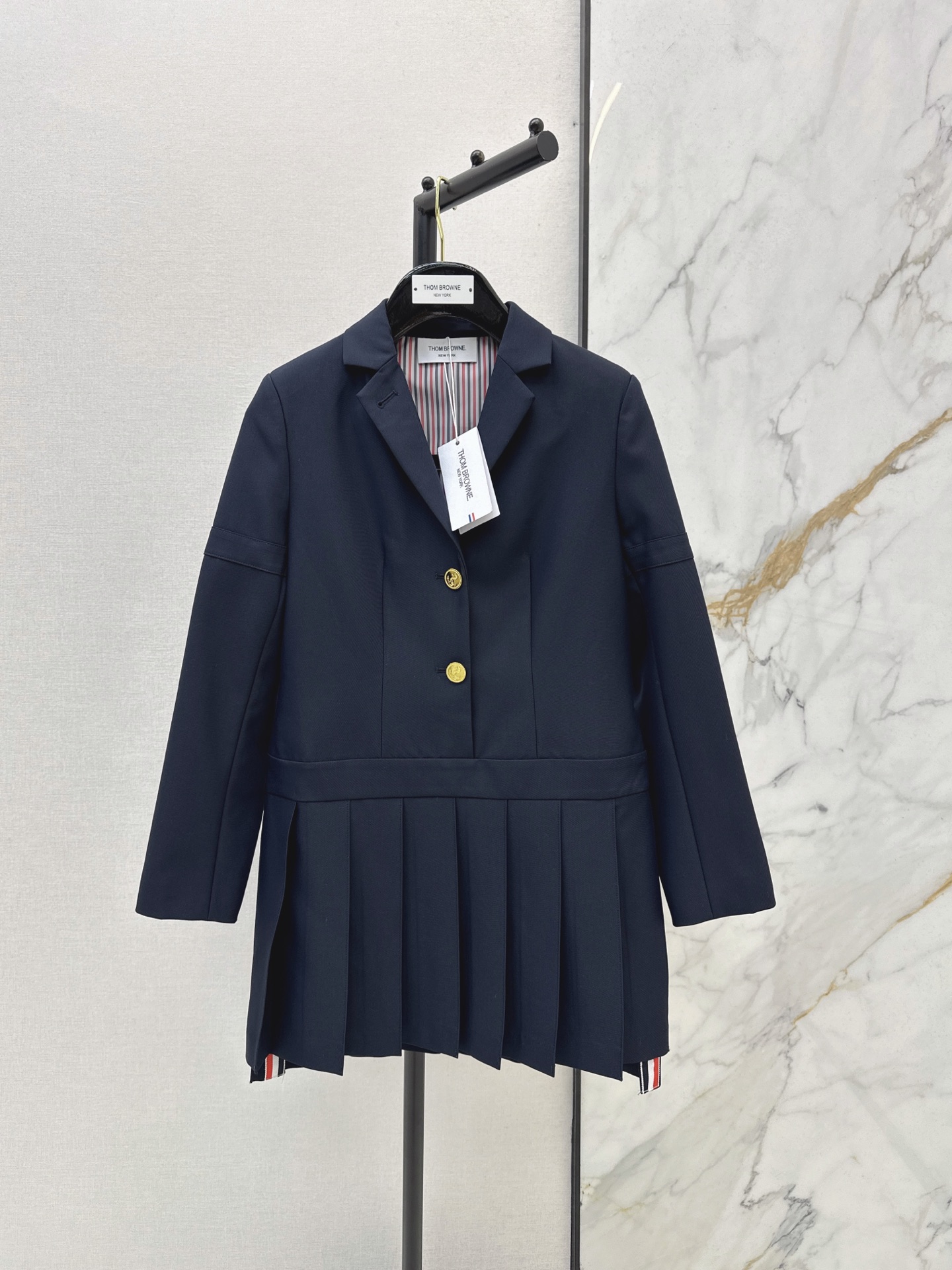 NO:945247,A must-have for age reduction, TB 26Ss - the latest high-end pleated pleated dress in early autumn. It is the most attractive navy blue color. It is the daily wear of Korean heroines. It has a fashionable feel and a bit of a formal atmosphere. It can be said to be both commuting and daily life. The pleated hem makes it visually more elegant. One color sml,,skirts,19860909减龄必备 TB 26Ss————早秋最新款高级感拼接压褶连衣裙 是最最耐看的藏青色系 韩系女主的日常穿搭 有时髦感也有一点正式的氛围感 可以说是通勤和日常兼具 下摆压褶做法 视觉感上更显高 一色sml,,skirts,,Women's clothing