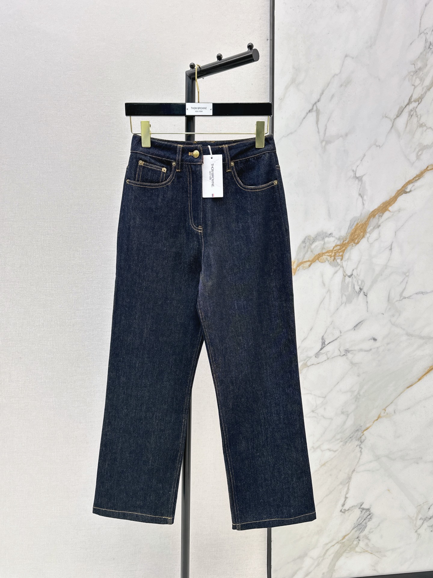 NO:945238,TB 26Ss————The latest new style of original color straight jeans in early autumn. The original color is super easy to wear. The straight cut can be worn casually on various leg shapes. It makes you look slimmer and hides the muscles in seconds. The width of the legs is just right. It is not difficult to control at all. It is definitely a practical pair of pants. The details of the classic buckle design on the back are very good. One color sml,,jeans,19860909TB 26Ss————早秋最新款新款原色直筒牛仔裤 原色超级好穿 直筒的剪裁 各种腿型随意穿 秒显瘦和藏肉 阔腿程度恰到好处 一点也不难驾驭 绝对是实穿的一条裤子 后背经典搭扣设计细节很加分 一色sml,,jeans,,Women's clothing