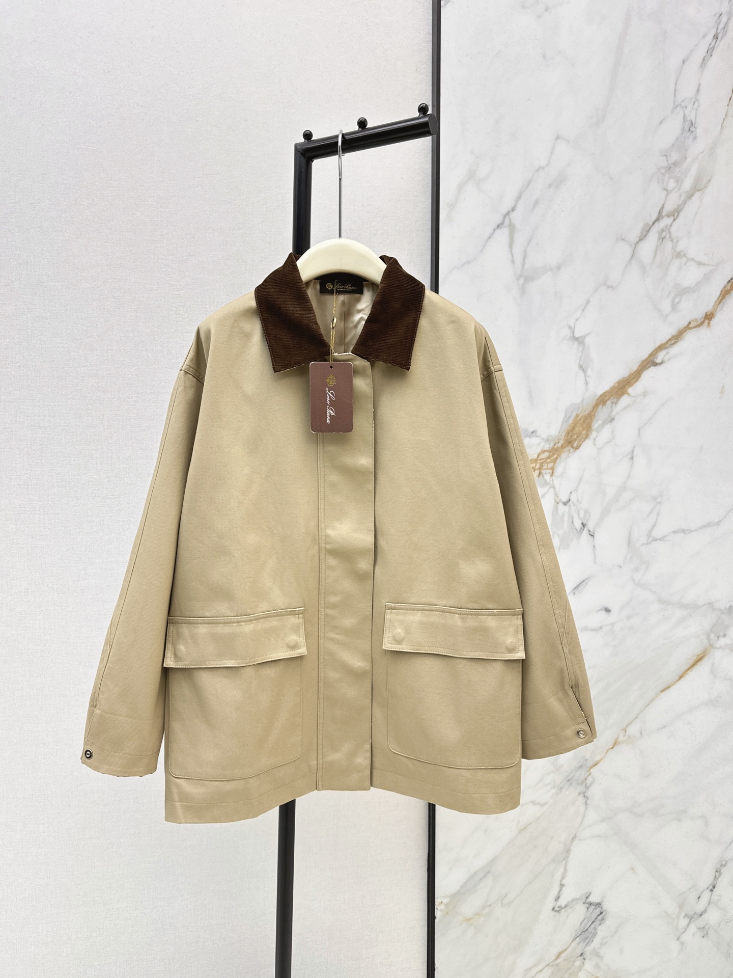 NO:945220,340L 26Ss————The latest mid-length windbreaker jacket for autumn and winter. Contrast color lapel design. It has a great sense of style. It is relaxed and has a real sense of fashion. The whole version is energetic and has a casual and handsome temperament. It can be sweet or salty. One color sml,,loro piana,jackets & coats,19860909340L 26Ss———秋冬最新款中长款打风衣外套 撞色翻领设计 造型感很加分 松弛有度 实实在在的时髦感 整个版型上身精气神 自带休闲帅气气质 可甜可盐 一色sml,,loro piana,jackets & coats,,Women's clothing