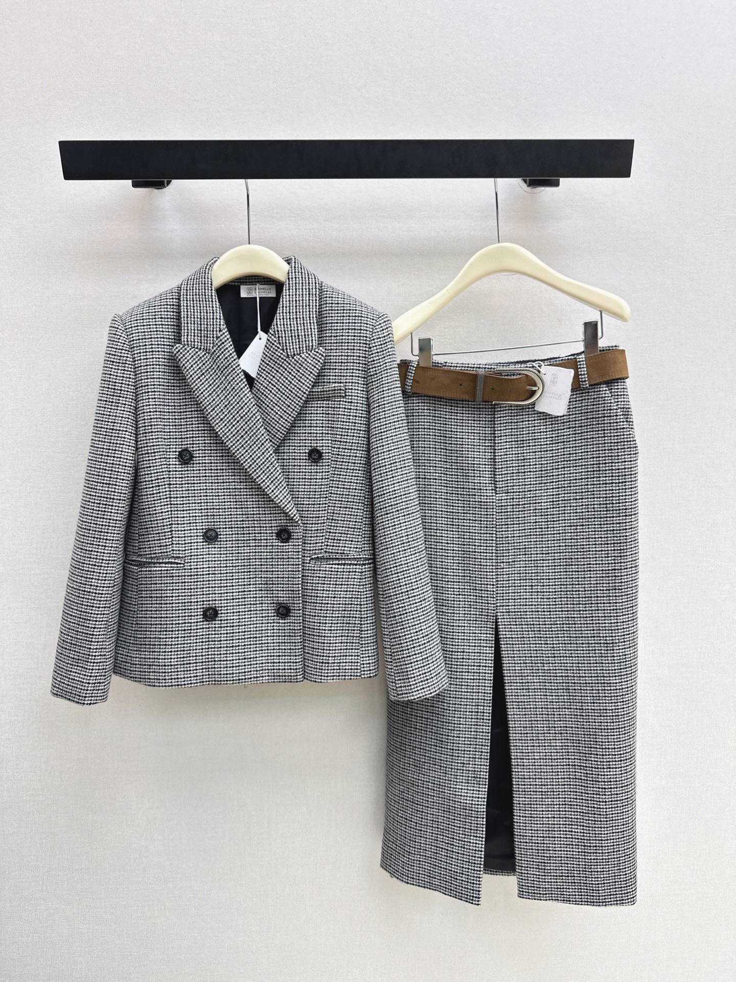 NO:945191,High-intellectual wear Bc 26Ss————The latest retro houndstooth double-breasted suit jacket for early autumn. A must-have item for autumn and winter. Tailored design for neat commuting. Minimalist elegance and intellectual temperament. Recommended to match one color sml,,jackets & coats,business suit,19860909高智感穿搭 Bc 26Ss————早秋最新款复古千鸟格双排扣西装外套 秋冬必入神器 精裁设计利落通勤 极简优雅知性气质 推荐一套搭配 一色sml,,jackets & coats,business suit,,Women's clothing