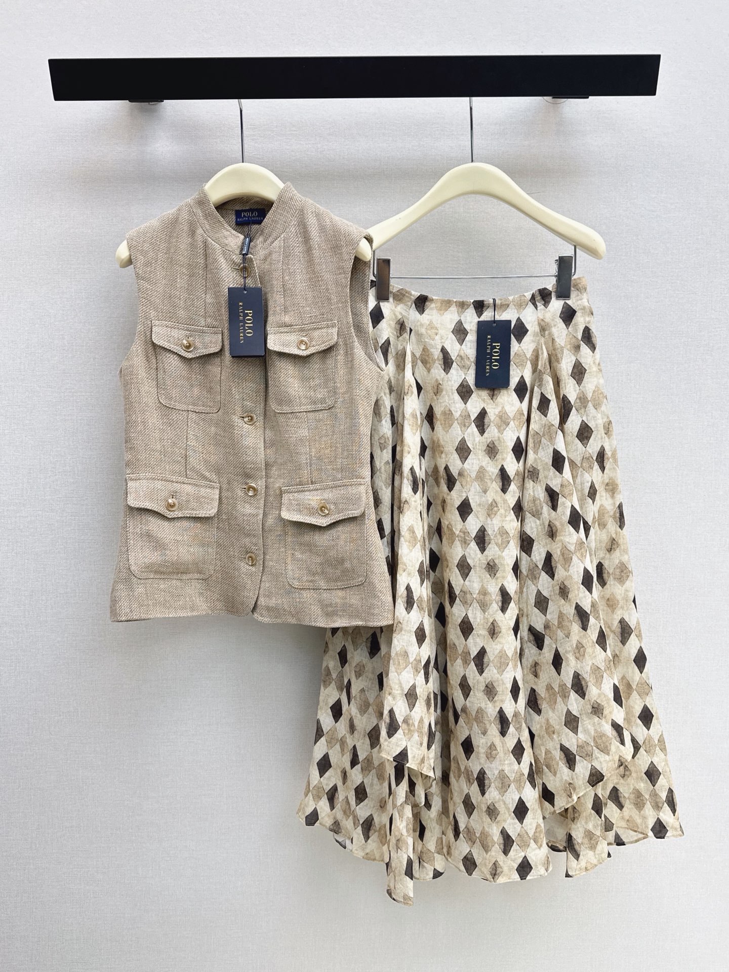 NO:945156,RL 26Ss————The latest four-pocket linen vest jacket for spring and summer. Relaxed and old-money style. Customized textured linen fabric. The color system is also very high-end. The sense of sophistication is online. A whole high-end Look. It can be layered with any base shirt or can be worn with a shirt. It is full of tone. It can be elegant or age-reducing. It is super gentle and temperamental. It is available in one color. SML,, jackets & coats, shirts,19860909RL 26Ss————春夏最新款四口袋亚麻马甲外套松弛感老钱风穿搭 定制纹理亚麻面料 色系也很高级 精致感在线 一整个高级Look 任何叠穿打底衫或者可以和衬衫 满满的腔调感 可优雅可减龄时髦 超温柔有气质 一色现货发售sml,,jackets & coats,shirts,,Women's clothing