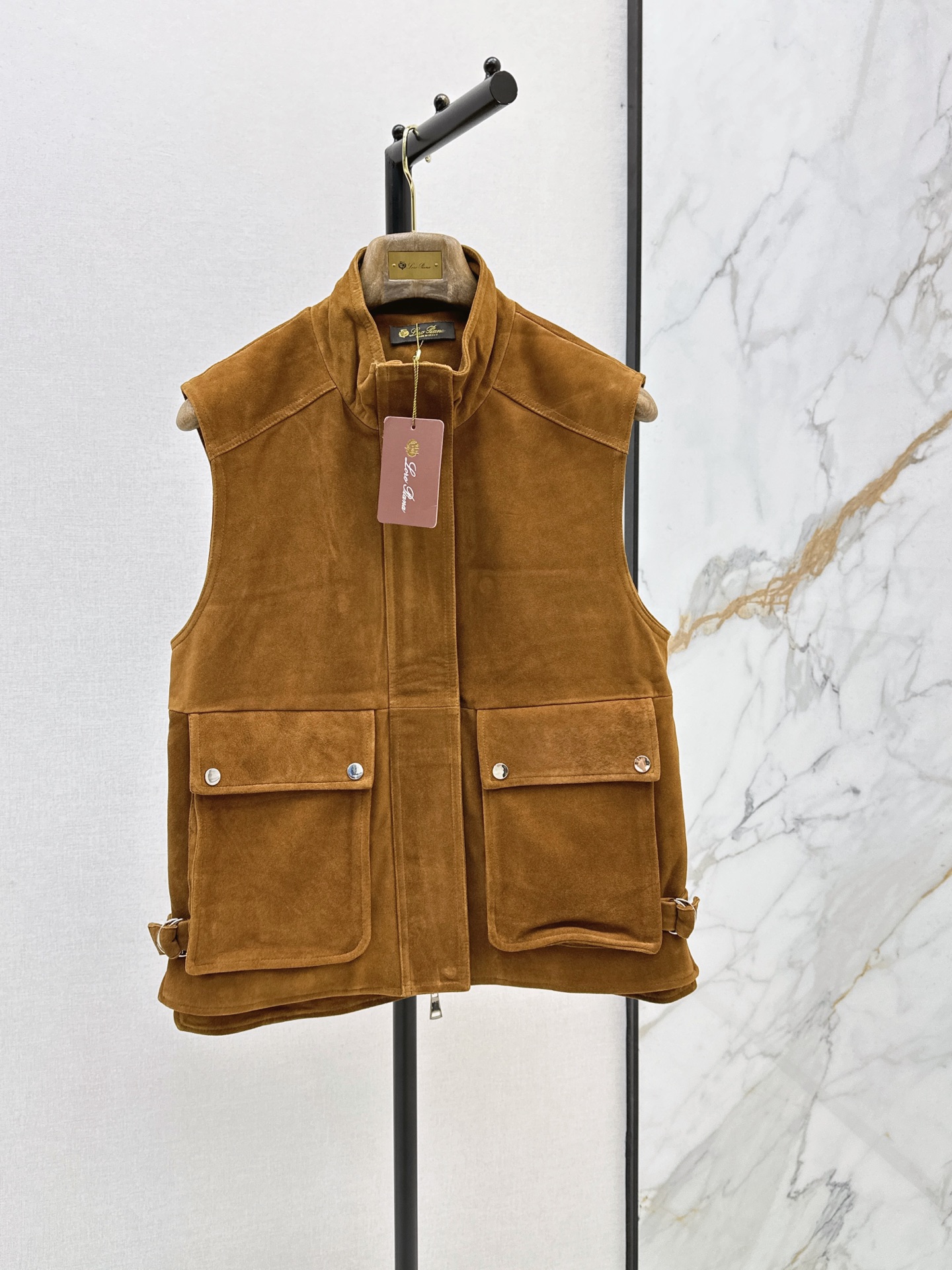 NO:945148,High-intellectual wear LP 26Ss - the latest equestrian-style genuine leather vest jacket in autumn and winter with imported suede technology. Relaxed old-money style wear. 100% imported suede lambskin texture. Stand-up collar, double pockets, H-shaped tailoring. Low-key, luxurious and elegant. Classic version, versatile and easy to wear. Two-color sml, loro piana, jackets & coats, sheepskin, chamois leather,19860909高智感穿搭 LP 26Ss———秋冬最新款马术风真皮马甲外套进口麂皮绒面工艺 松弛感的老钱风穿搭 百分百进口麂皮绒小羊皮质感超赞 立领双口袋H版型剪裁 低调奢华气质优雅 经典版型百搭不挑人上身 两色sml,,loro piana,jackets & coats,sheepskin,chamois leather,,Women's clothing