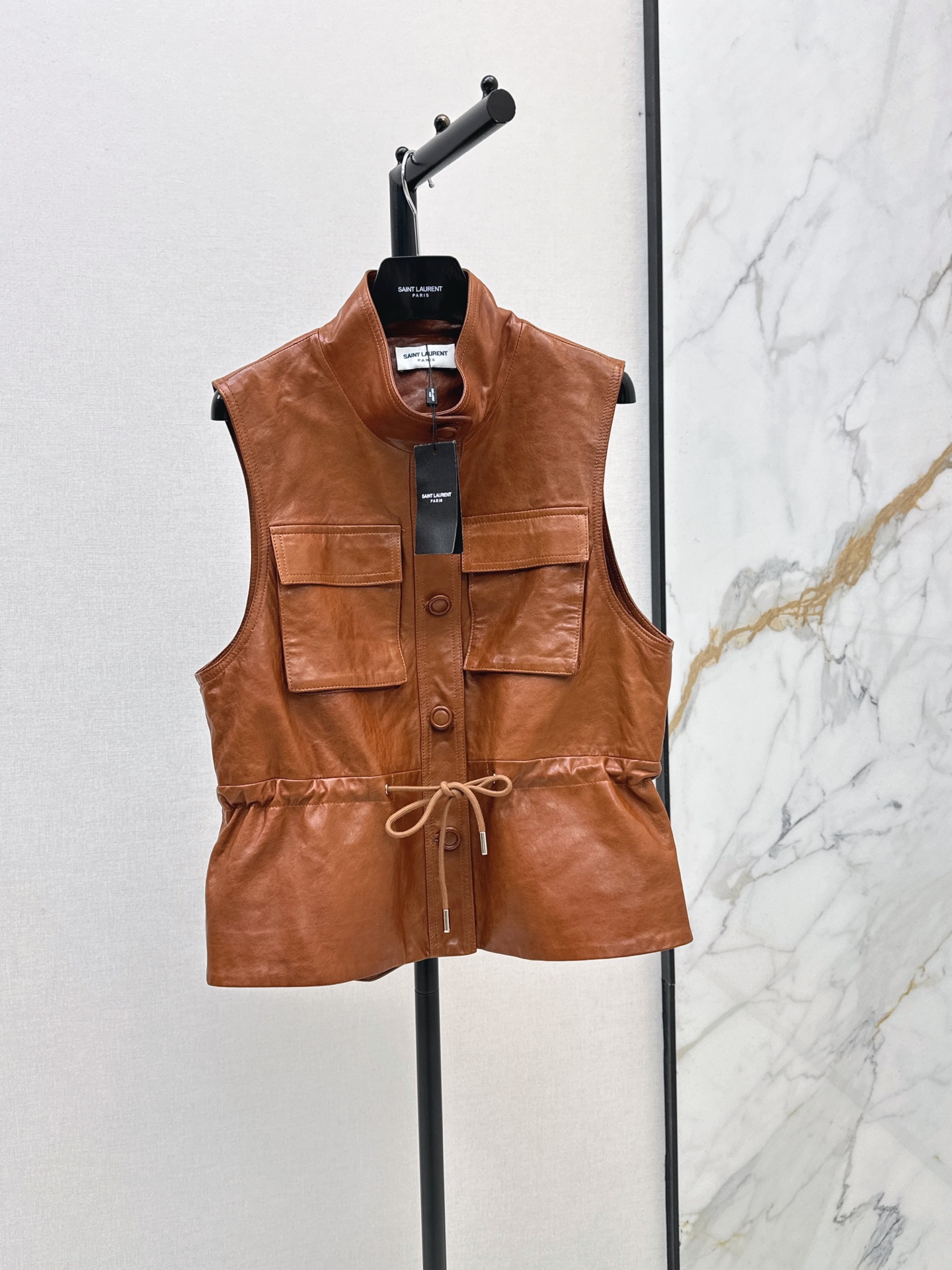 NO:945139,High-intellectual wear SLP 26Ss - the latest handsome and fashionable vest jacket in autumn and winter with imported oil edge technology. Relaxed old-money style wear. 100% imported lambskin texture is awesome. Stand-up collar with double pockets and drawstring cut. Low-key luxury and elegant temperament. The classic version is versatile and does not pick on the upper body. Three colors sml,, loro piana, jackets & coats, sheepskin,19860909高智感穿搭 SLP 26Ss———秋冬最新款帅气时髦马甲外套进口油边工艺 松弛感的老钱风穿搭 百分百进口小羊皮质感超赞 立领双口袋抽绳版型剪裁 低调奢华气质优雅 经典版型百搭不挑人上身 三色sml,,loro piana,jackets & coats,sheepskin,,Women's clothing