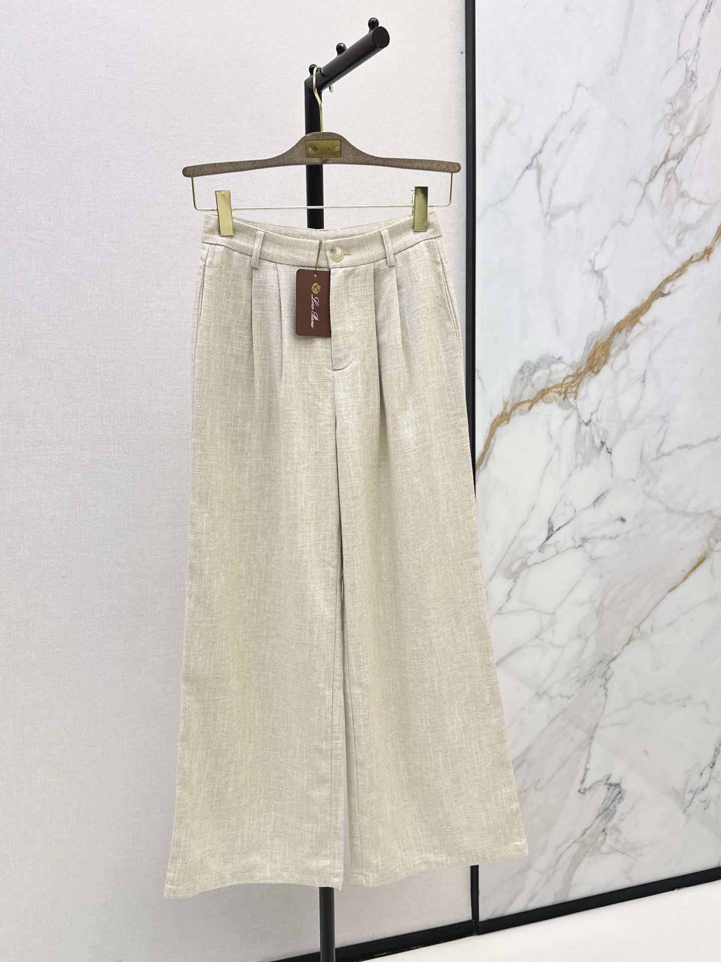 NO:945129,High-intellectual wear LP 26Ss - the latest early autumn style elegant pleated trousers with an old-money style atmosphere. Custom-made imported linen and cotton fabrics. Tight and soft texture. Easy to interpret lazy and casual high-end items. Classic mid-high waist straight trousers for a pear-shaped body. Plaid lining inside. Details are very good. One color sml,, loro piana,19860909高智感穿搭 LP 26Ss————早秋最新款老钱风氛围感优雅褶裥长裤定制进口亚麻棉面料 紧密而柔软的质感 轻松演绎慵懒随性的高级单品 经典中高腰直筒裤型梨形身材的穿搭天菜 内里格纹里衬 细节很加分 一色sml,,loro piana,,Women's clothing