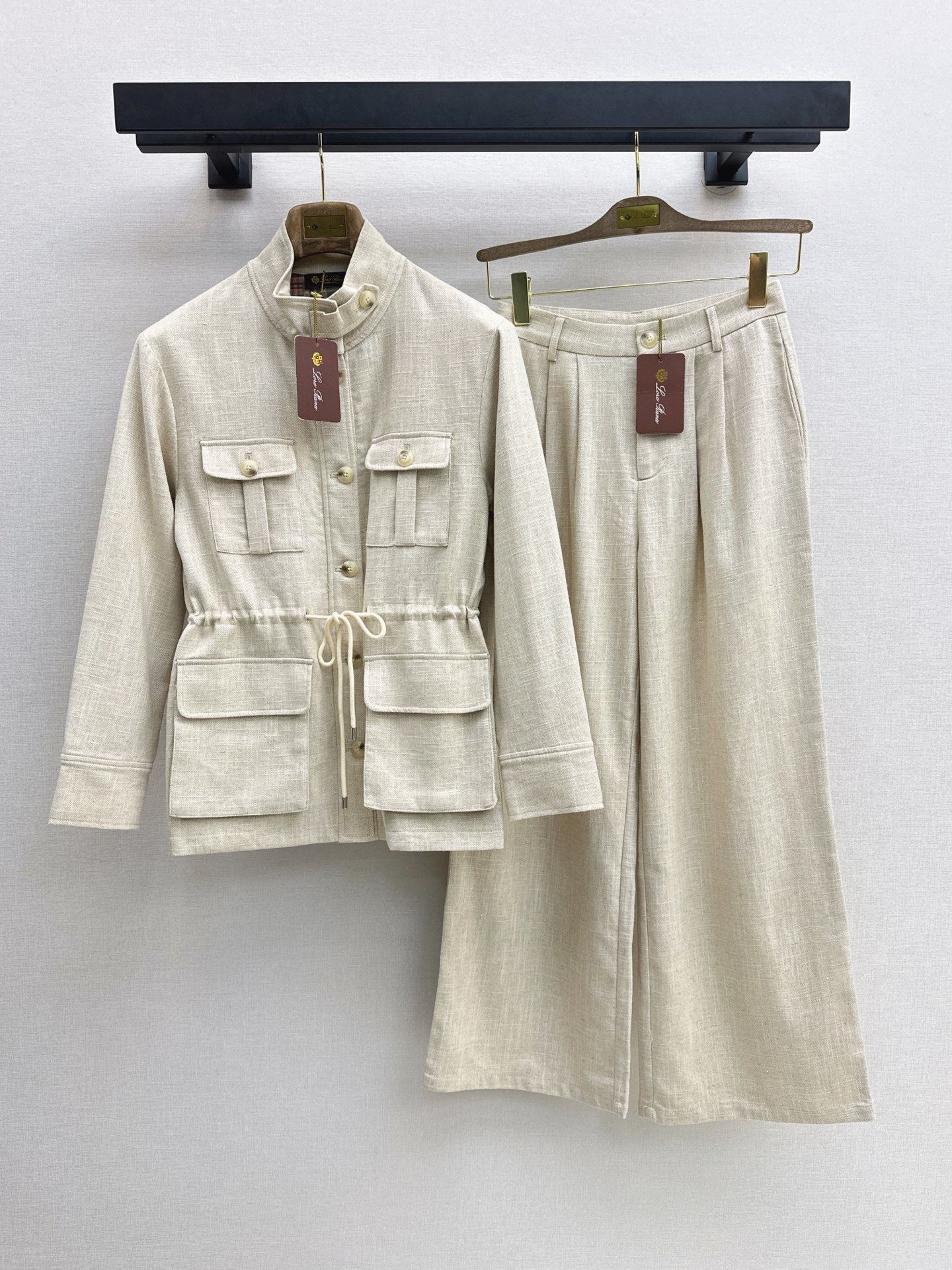 NO:945109,High-intellectual wear LP 26Ss - the latest early autumn traveler's drawstring waist stand-up collar jacket. Relaxed old-money style wardrobe essential item. Custom-dyed imported linen cotton fabric. Light, breathable and great texture. Adjustable waist, low-key luxury and elegance. Temperament small stand-up collar. Classic version. Versatile and easy to match. Recommended to match one color sml, loro piana, jackets & coats,19860909高智感穿搭 LP 26Ss————早秋最新款旅行者抽绳收腰立领外套松弛感的老钱风穿搭 衣橱必备单品 定染进口亚麻棉面料 轻盈透气质感超赞 可调节收腰低调奢华气质优雅 气质小立领经典版型版型百搭不挑人 推荐一套搭配 一色sml,,loro piana,jackets & coats,,Women's clothing