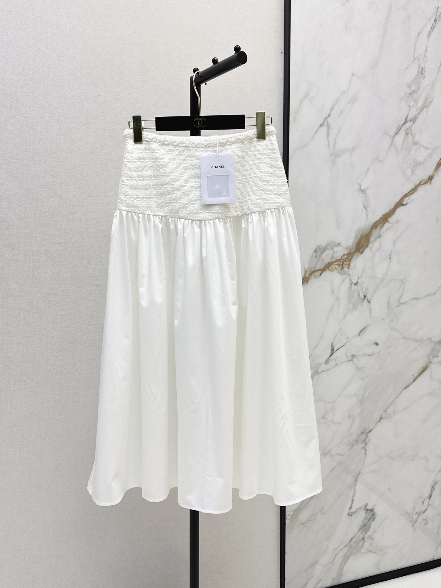 NO:945147,Chaebol daughter’s outfit C Family 26Ss——The latest white moonlight woven suit in autumn and winter. Short woven jacket + woven splicing design skirt. The upper body is the tone of a chaebol lady. Korean-style nobility. Very high-end. Suitable for dating or commuting. Natural temperament. Very versatile when worn separately. Made of yb custom woven fabric. Very thick. One color sml,,chanel,skirts,jackets & coats,19860909财阀千金穿搭 C家 26Ss———秋冬最新款白月光编织套装小短款编织外套+编织拼接设计半裙 上身就是那种财阀小姐姐调调 韩系贵气 很高级 不管是约会或者通勤都很适合 浑然天成的气质感 分开穿也很百搭 采用yb定制编织面料 很厚实 一色sml,,chanel,skirts,jackets & coats,,Women's clothing