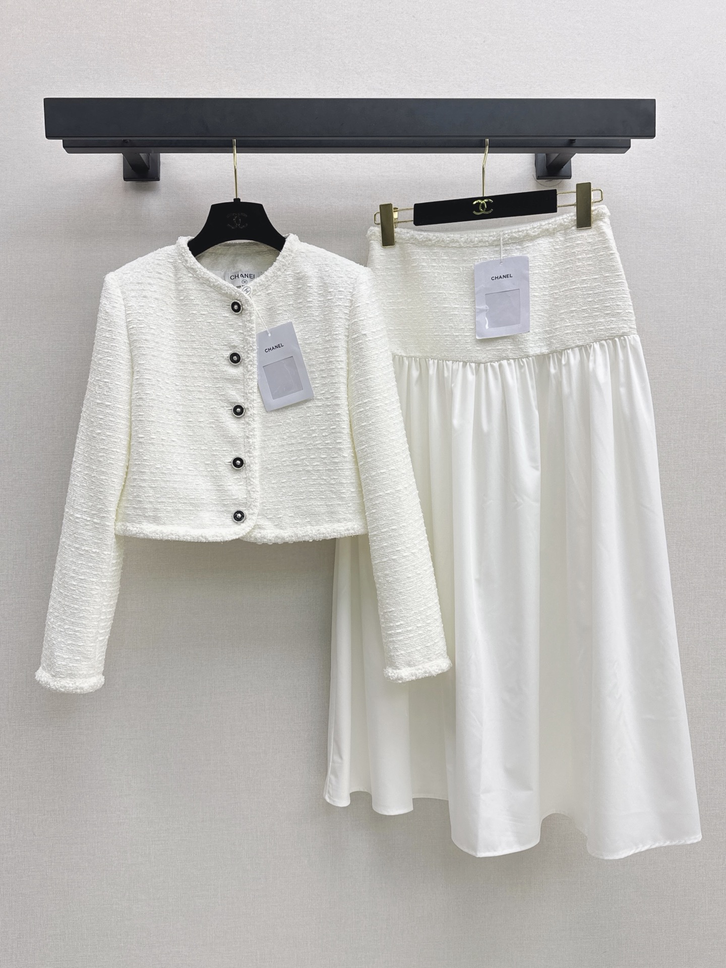 NO:945138,The chaebol daughter's outfit C Family 26Ss - the latest white moonlight woven suit in autumn and winter. A short woven jacket + a knitted splicing design skirt. The upper body is like a chaebol lady. Korean style noble. Very high-end. Suitable for dating or commuting. Natural temperament. Very versatile when worn separately. Made of yb custom woven fabric. Very thick. One-color sml jacket, chanel, skirts, jackets & coats,19860909财阀千金穿搭 C家 26Ss———秋冬最新款白月光编织套装小短款编织外套+编织拼接设计半裙 上身就是那种财阀小姐姐调调 韩系贵气 很高级 不管是约会或者通勤都很适合 浑然天成的气质感 分开穿也很百搭 采用yb定制编织面料 很厚实 一色sml 外套,,chanel,skirts,jackets & coats,,Women's clothing