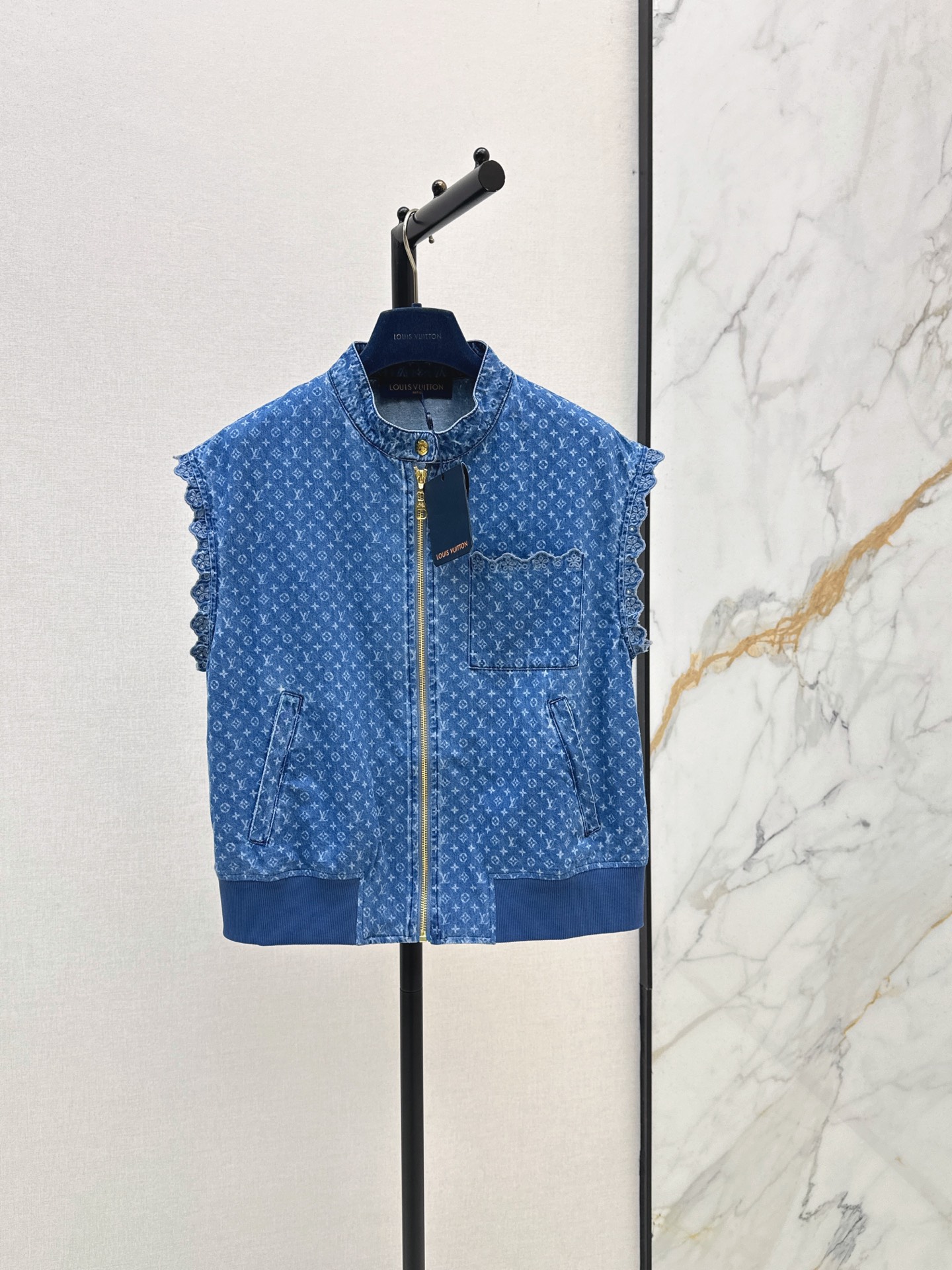 NO:947113,L's 26Ss - the latest series of pre-existing blue denim vests for early autumn. Washed retro-feeling fabrics. The colors are super versatile. The pure cotton material is soft and delicate to the touch. The craftsmanship is durable. Smooth turning lines. One color sml,, louis vuitton,19860909L家 26Ss———早秋最新款一系列老花蓝色牛仔马甲 洗水复古感面料 色系超级百搭 采用的纯棉材质 触感柔软细腻 工艺处理耐穿 平整的车工走线 一色sml,,louis vuitton,,Women's clothing