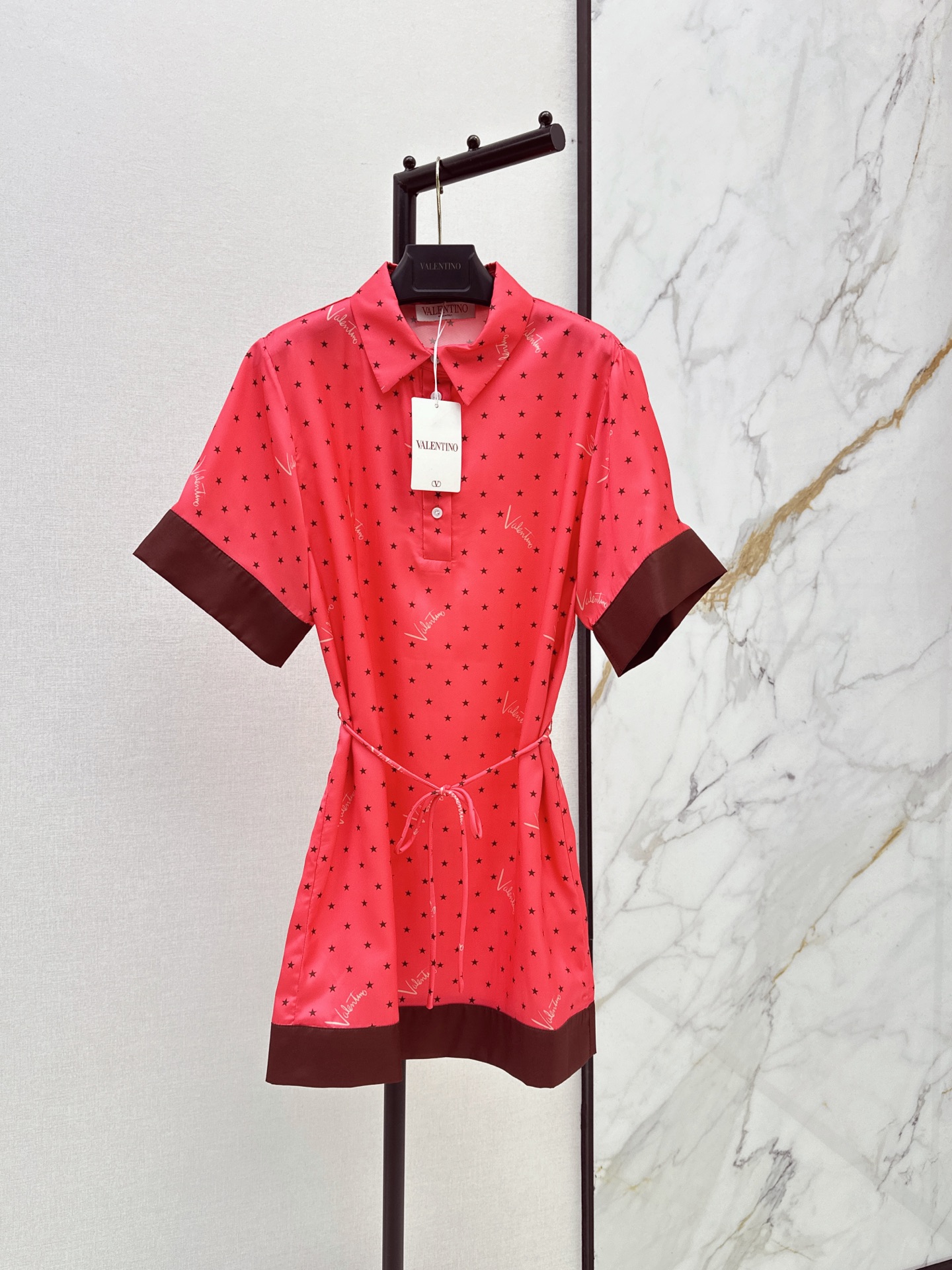 NO:947104,VLTN 26Ss - the latest contrasting color star shirt dress for early autumn. Customized YB imported twill cotton material. It is full of texture and soft and skin-friendly. The lapel half-open button is used to echo the same color waist tie adjustment process to add a sense of layering to the look. Stars and iconic handwritten letters are printed all over the body with contrasting hemming design to highlight the brand tone. Simple and high-end. Development of surface accessories. Lapel short-sleeved waist dress tailoring to present a casual and free style.  One color sml,,skirts,shirts,T-shirt,19860909VLTN 26Ss————早秋最新款撞色星星衬衫连衣裙 定制YB进口斜纹棉材质 质感十足 柔软亲肤 沿用翻领半开襟纽扣呼应腰部同色系收腰系带调节处理 增添造型层次感 通体满印星星与标志性手写字母配合撞色包边设计 彰显品牌调性 简约高级 面辅料开发 翻领短袖收腰连衣裙版型剪裁 呈现随性自由的穿搭风格 一色sml,,skirts,shirts,T-shirt,,Women's clothing
