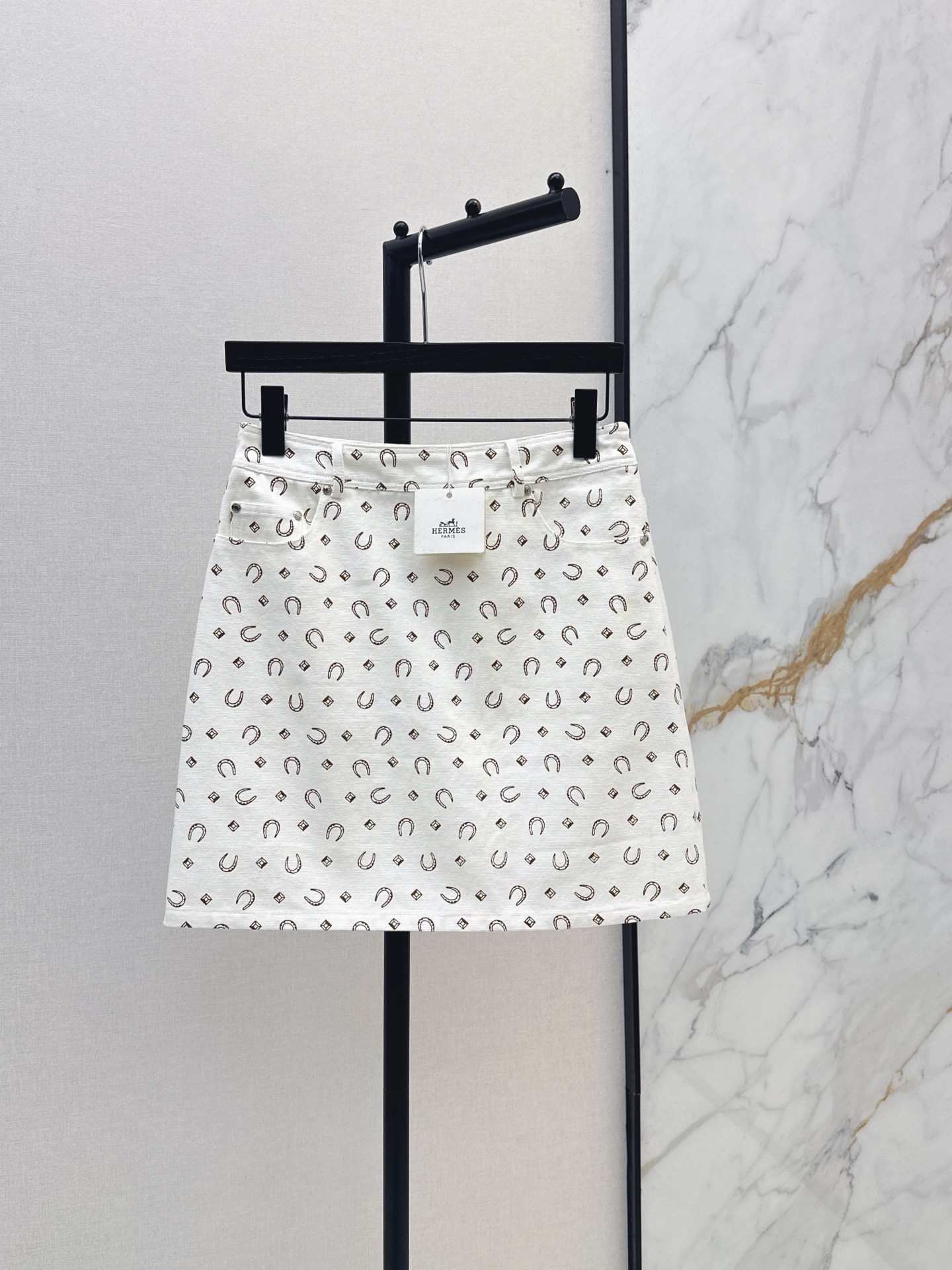 NO:947072,Her 26Ss - the latest printed skirt in early autumn. The whole piece is three-dimensional. It is all-round and exquisite. It covers the upper body and makes the body look slimmer. It stretches the proportion of the legs. It is simple. It gives a refreshing and fashionable sense of high-end. It is elegant and fashionable in daily life. It is very versatile. The color is very beautiful. The fabric is high-end and textured. Two-color smlxl,,skirts,19860909Her 26Ss———早秋最新款印花半裙 整件立体剪裁 全方位精致做上身超级遮肉显瘦 超拉腿部比例 简简单单 穿出清爽时髦的高级感 日常优雅又时髦巨百搭 颜色很好看 面料高级又有质感 两色smlxl,,skirts,,Women's clothing