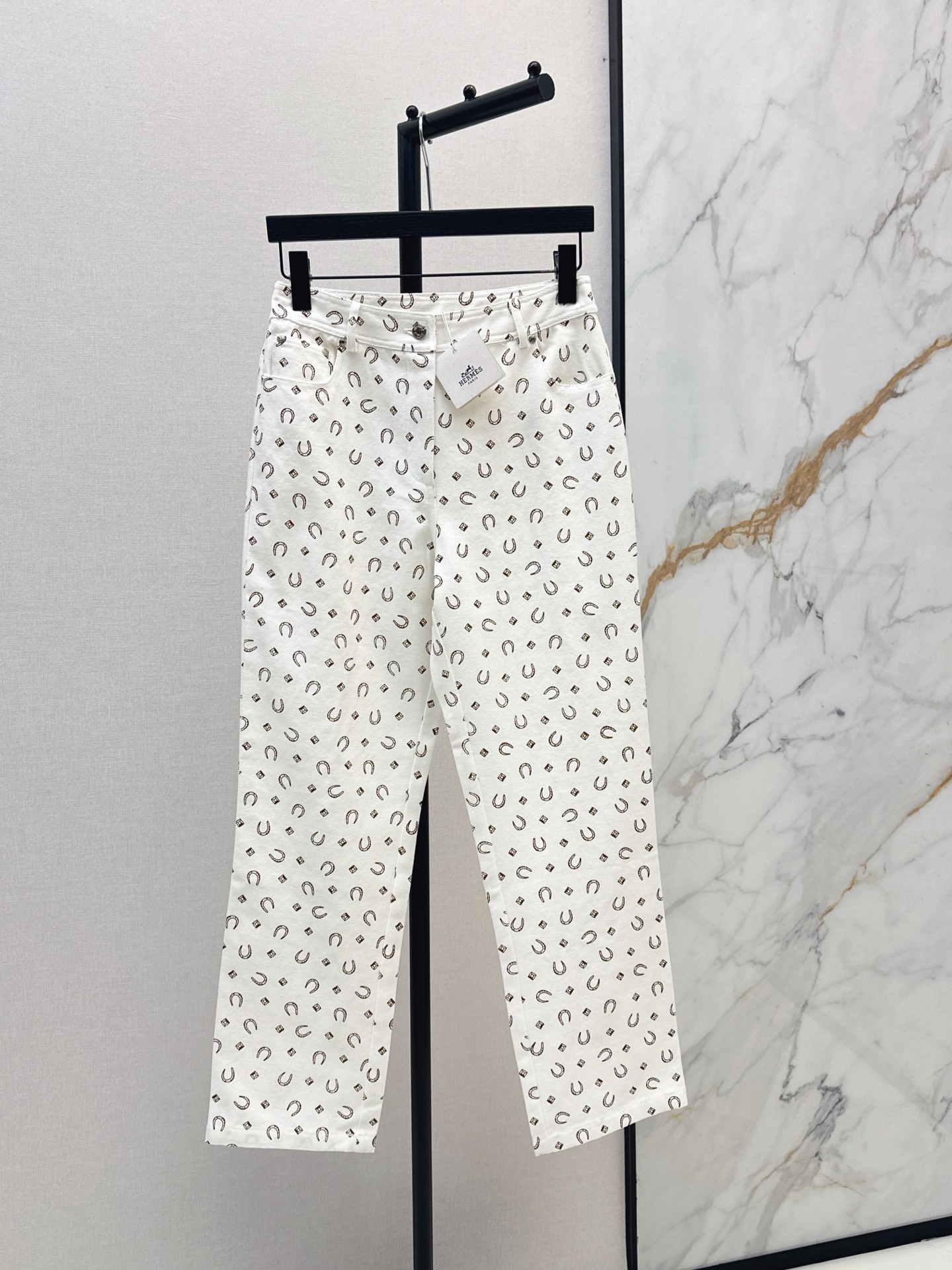 NO:947061,Her 26Ss - the latest printed trousers for early autumn. The whole piece is three-dimensionally tailored. It is all-round and exquisite. The upper body is super covered and the body is slimming. The proportion of the legs is super stretched. It is simple. It gives a refreshing and fashionable sense of high-end. It is elegant and fashionable in daily life. It is versatile. The color is very beautiful. The fabric is high-end and textured. Two-color smlxl,,19860909Her 26Ss———早秋最新款印花长裤 整件立体剪裁 全方位精致做上身超级遮肉显瘦 超拉腿部比例 简简单单 穿出清爽时髦的高级感 日常优雅又时髦巨百搭 颜色很好看 面料高级又有质感 两色smlxl,,,Women's clothing