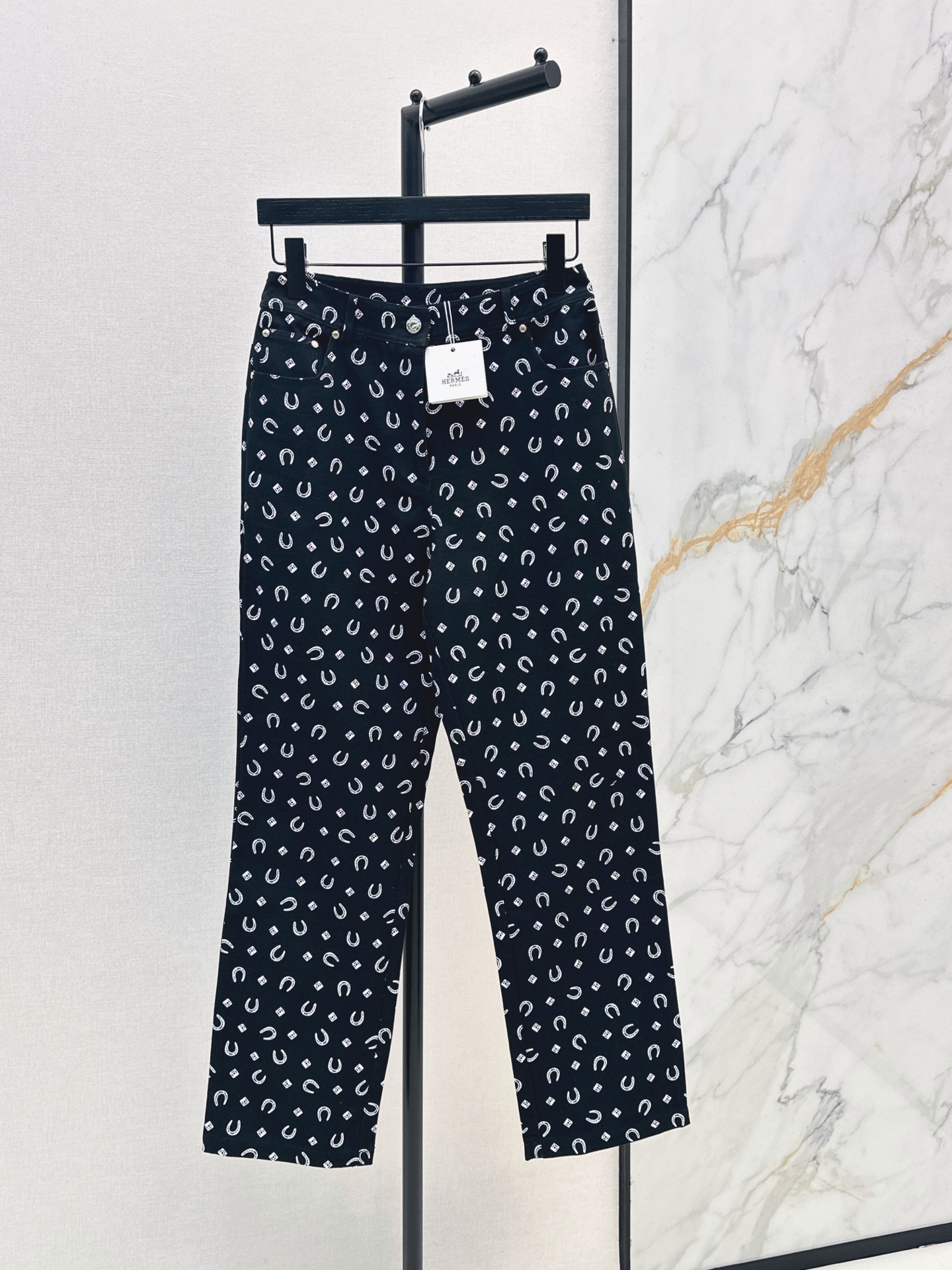 NO:947038,Her 26Ss - the latest printed trousers for early autumn. The whole piece is three-dimensionally tailored. It is all-round and exquisite. The upper body is super covered and the body is slimming. The proportion of the legs is super stretched. It is simple. It gives a refreshing and fashionable sense of high-end. It is elegant and fashionable in daily life. It is versatile. The color is very beautiful. The fabric is high-end and textured. Two-color smlxl,,19860909Her 26Ss———早秋最新款印花长裤 整件立体剪裁 全方位精致做上身超级遮肉显瘦 超拉腿部比例 简简单单 穿出清爽时髦的高级感 日常优雅又时髦巨百搭 颜色很好看 面料高级又有质感 两色smlxl,,,Women's clothing