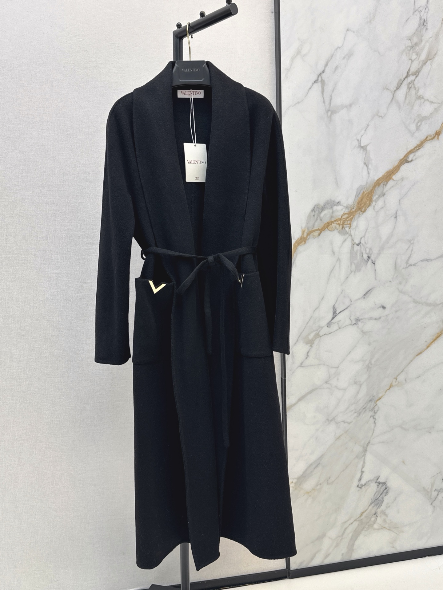 NO:947018,VLTN 26Ss————The latest double-sided wool coat for autumn and winter. Casual and fashionable upper body makes you look slim and tall. The texture of imported wool fabric is great. The simple tailoring highlights the high-end texture of the fabric. Wear it like a Korean heroine with gentleness and delicacy. The upper body shows an elegant posture. Whether it is daily travel or business negotiation, it can make you the focus. Three-color sml,,jackets & coats,19860909VLTN 26Ss————秋冬最新款双面羊毛大衣外套 休闲时髦上身显瘦又高挑 进口羊毛面料质感超赞 简约剪裁更突出面料高级质感 穿出韩式女主般的温柔细腻 上身展现优雅姿态 无论是日常出行还是商务洽谈 都能让你成为焦点 三色sml,,jackets & coats,,Women's clothing