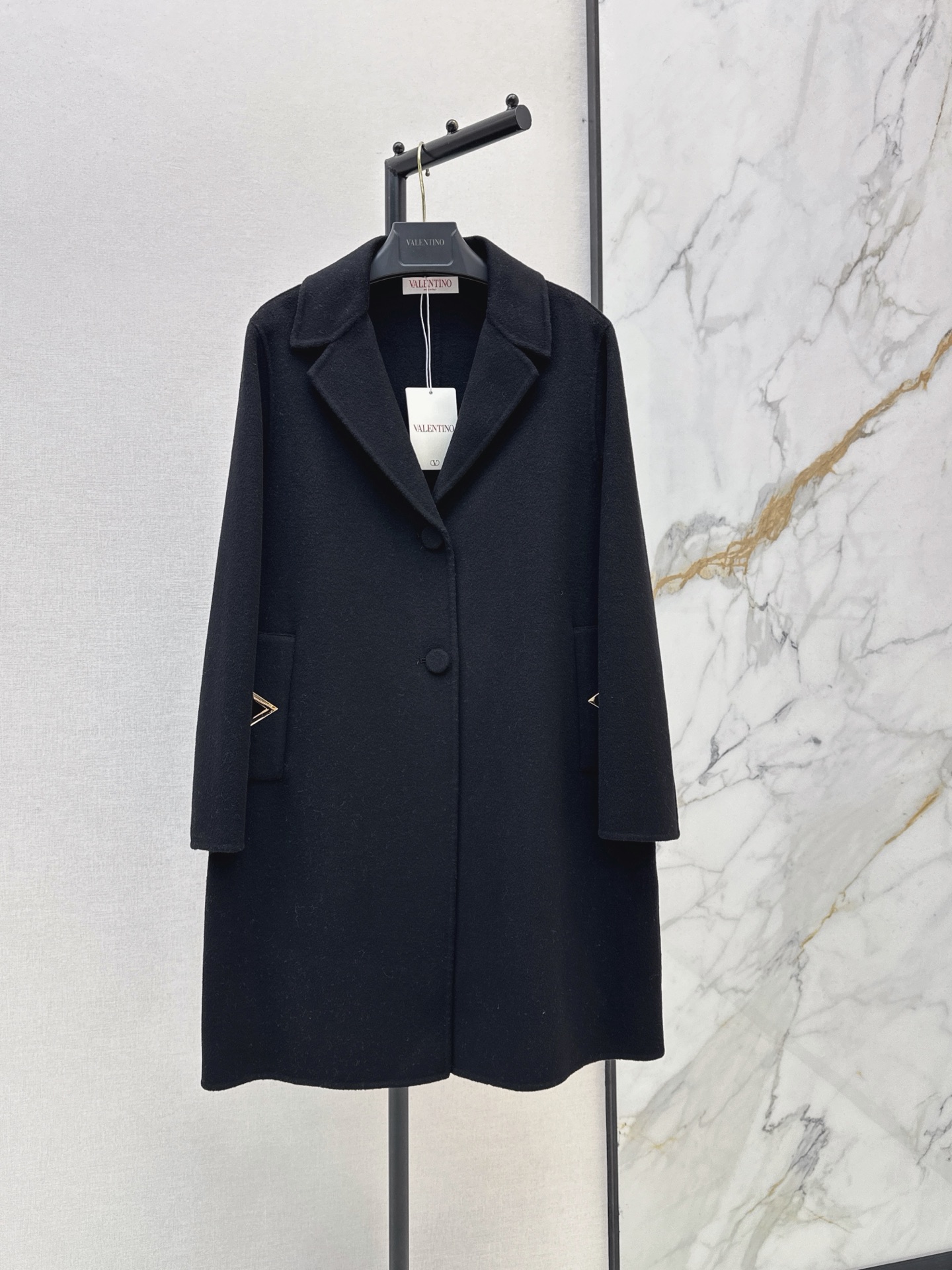 NO:947008,VLTN 26Ss————The latest style of autumn and winter hardware decorated pocket single-breasted lapel double-sided denim coat with temperament and large lapel design. H-shaped upper body is simple, relaxed, casual, handsome and elegant. Purely handmade double-sided nylon cashmere coat. Imported wool and cashmere fabric texture is delicate, soft, wide and stylish. Moderate length upper body makes it look thin and tall and can be easily managed by small people. Two-color sml,,19860909VLTN 26Ss————秋冬最新款五金装饰口袋单排扣翻领双面昵大衣气质大翻领设计H版型上身简约松弛随性帅气又优雅 纯手工制作双面尼羊绒大衣 进口羊毛羊绒面料质感细腻柔软挺阔有型 适中长度上身显瘦又高挑小个子也轻松驾驭 两色sml,,,Women's clothing