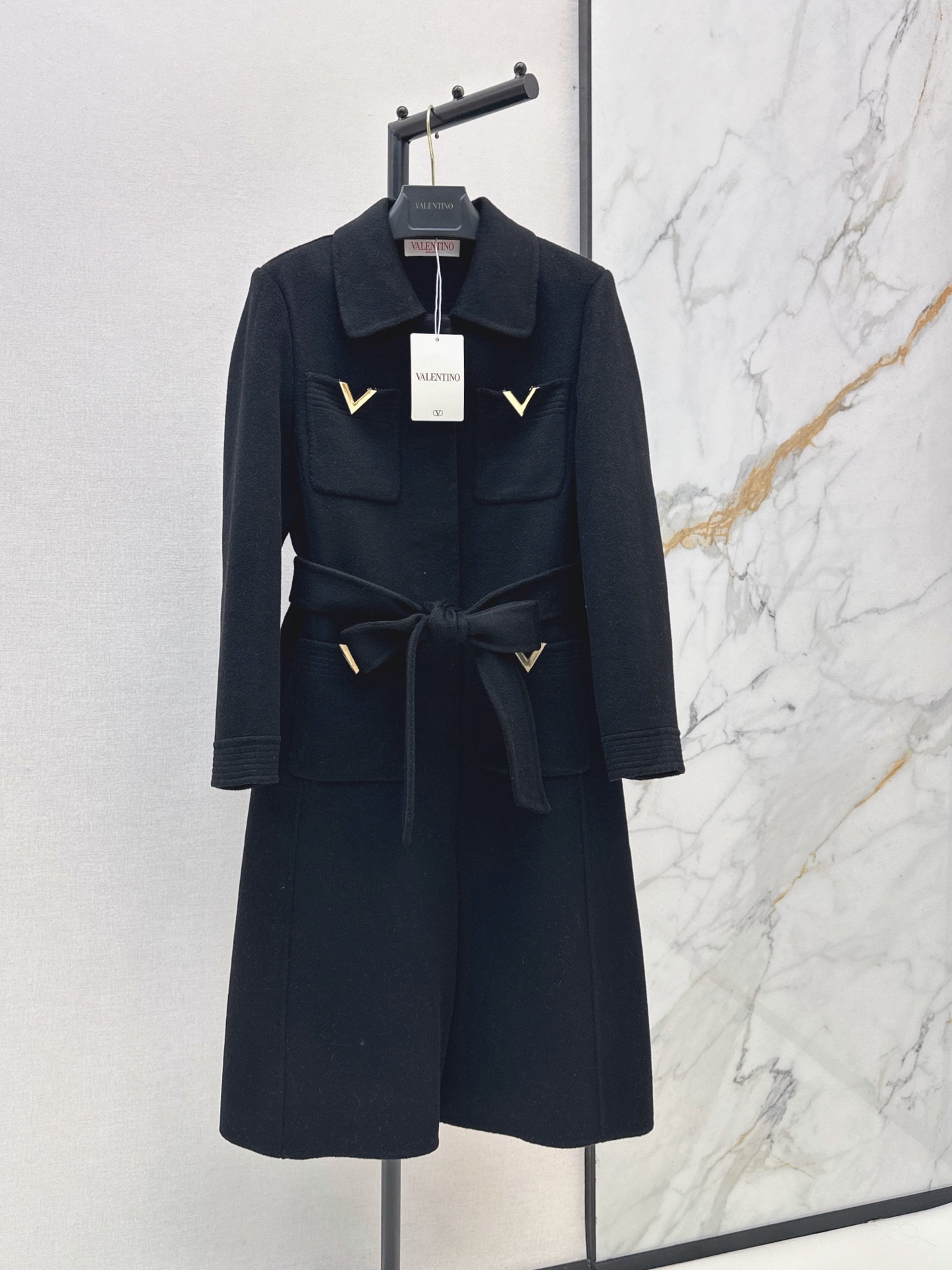 NO:946998,VLTN 26Ss————The latest autumn and winter hardware-decorated four-pocket lapel double-sided denim coat. Temperament and large lapel design. H-shaped upper body. Simple, relaxed, casual, handsome and elegant. Purely handmade double-sided nylon cashmere coat. Imported wool and cashmere fabric texture is delicate, soft, wide and stylish. Moderate length upper body, slim and tall, easy to control. Three-color sml,,19860909VLTN 26Ss————秋冬最新款五金装饰四口袋翻领双面昵大衣气质大翻领设计H版型上身简约松弛随性帅气又优雅 纯手工制作双面尼羊绒大衣 进口羊毛羊绒面料质感细腻柔软挺阔有型 适中长度上身显瘦又高挑小个子 轻松驾驭 三色sml,,,Women's clothing