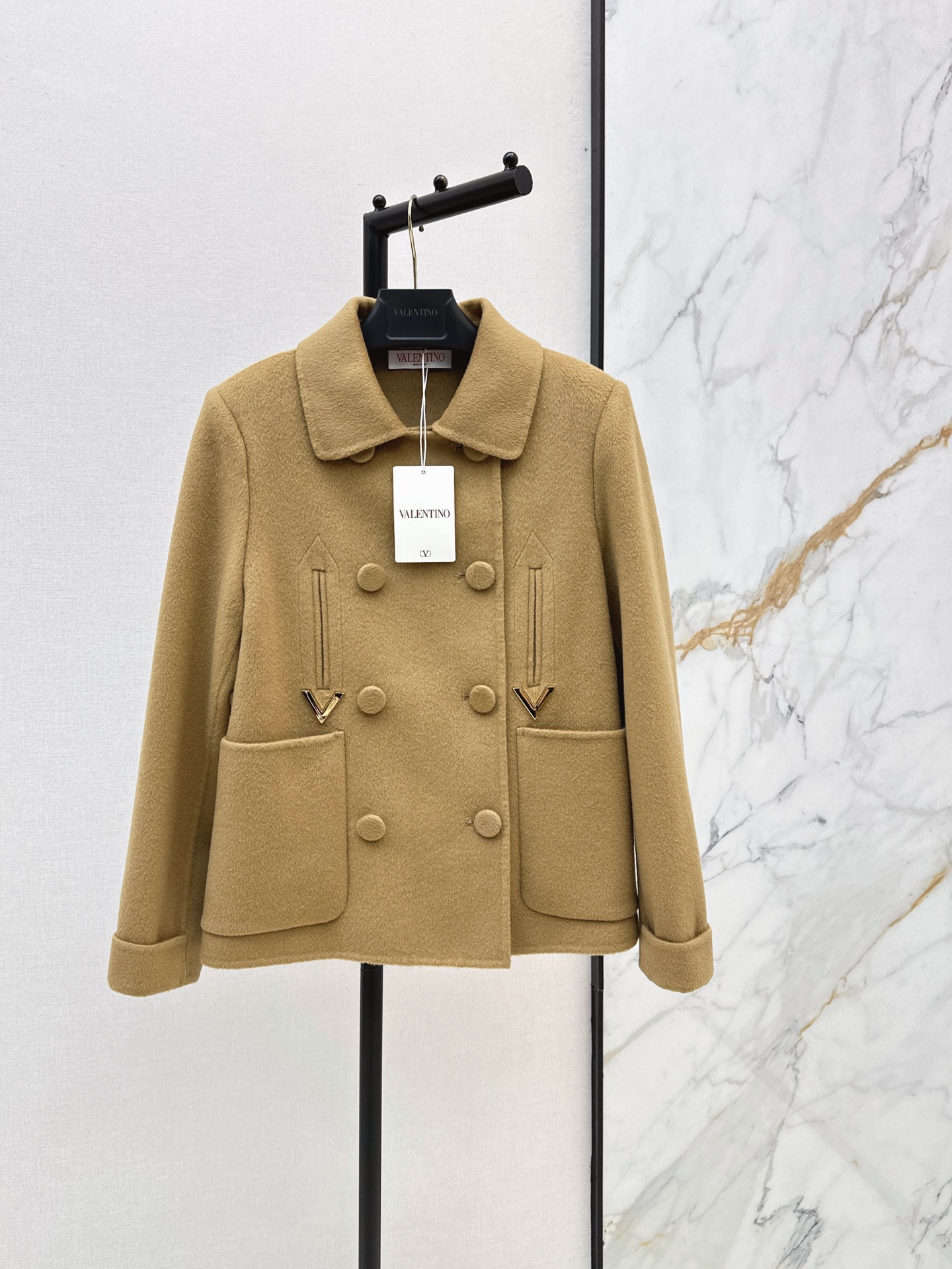 NO:946988,VLTN 26Ss————The latest autumn and winter hardware-decorated lapel double-sided short coat, elegant large lapel design, H-shaped upper body, simple, relaxed, casual, handsome and elegant, handmade double-sided cashmere coat, imported wool cashmere fabric with fine texture, softness, wide and stylish upper body, slim and tall, easy to control for a small person, two-color sml,,19860909VLTN 26Ss————秋冬最新款五金装饰翻领双面昵短款大衣气质大翻领设计H版型上身简约松弛随性帅气又优雅 纯手工制作双面尼羊绒大衣 进口羊毛羊绒面料质感细腻柔软挺阔有型 上身显瘦又高挑小个子 轻松驾驭 两色sml,,,Women's clothing