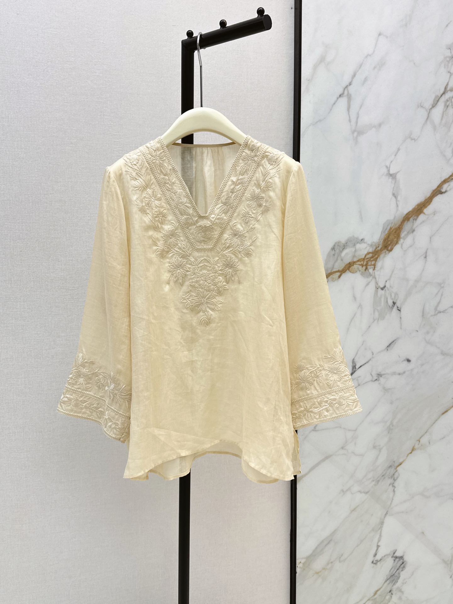NO:946978,Fashionable design 26Ss - the latest heavy embroidered ramie V-neck top in early autumn. This top is made of high-count natural ramie fabric. It has a clear and delicate bamboo texture. It has a transparent and slightly transparent texture. The upper body is refreshing and draping. The body is made of heavy floral embroidery. The V-neck full-flower and leaf pattern extends to the three-quarter cuffs. It has a retro atmosphere. Three colors smlxl,,19860909时髦设计 26Ss———早秋最新款重工刺绣苎麻V领上衣这款上衣甄选高支天然苎麻面料 自带清晰细腻的竹节肌理 自带通透微透质感 上身清爽垂顺 衣身采用整片重工花卉刺绣 V领满幅花叶纹样延伸至七分袖口 复古氛围感拉满 三色smlxl,,,Women's clothing